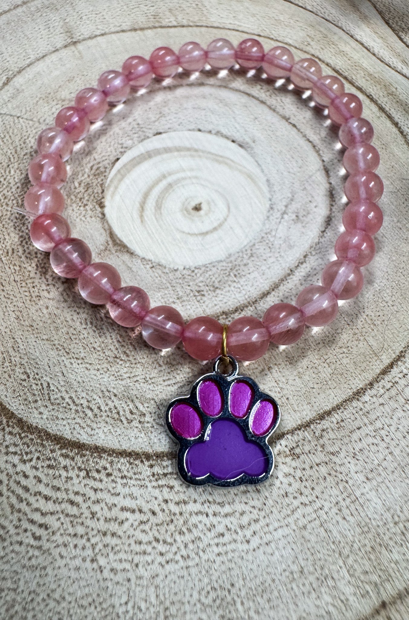 Bracelet de pierres semi-précieuses de Quartz avec breloque de patte d'animal rose et mauve Boutique Poilue & Co.