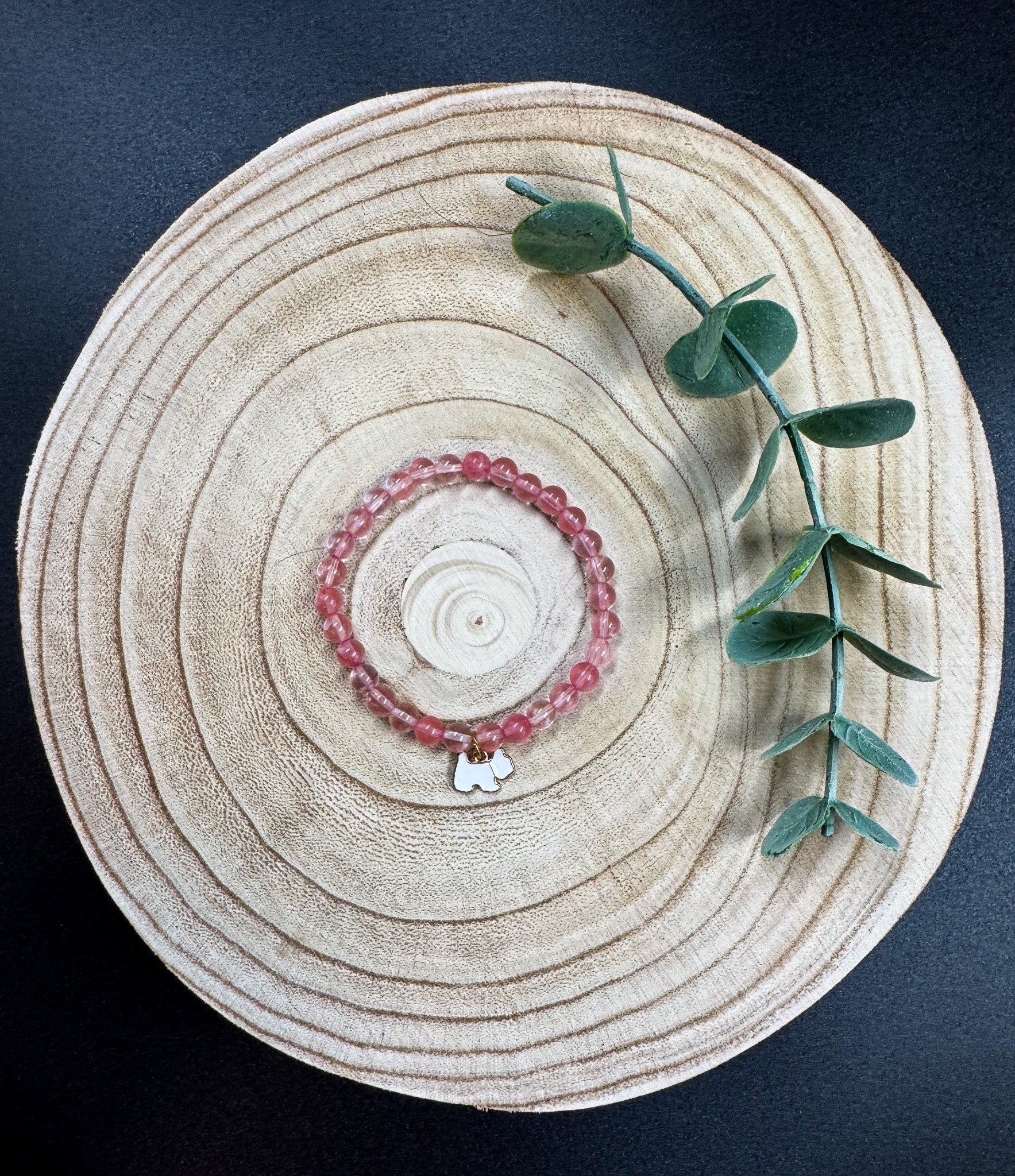 Bracelet de pierres semi-précieuses de Quartz avec breloque de Shitzu blanc Boutique Poilue & Co.