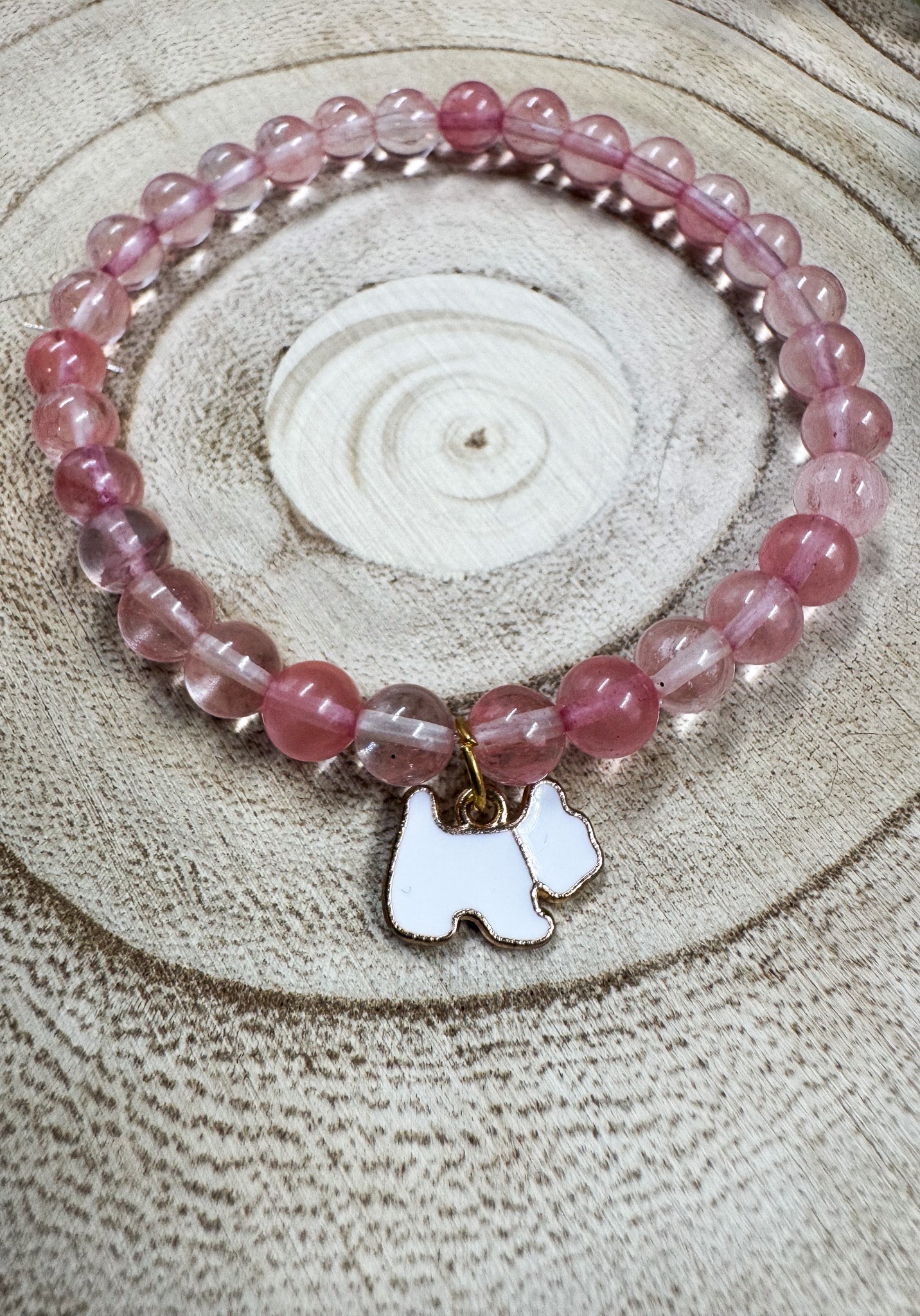 Bracelet de pierres semi-précieuses de Quartz avec breloque de Shitzu blanc Boutique Poilue & Co.