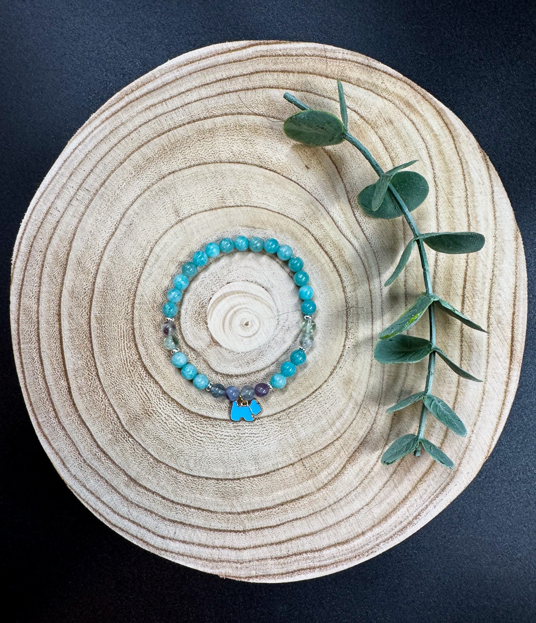 Bracelet de pierres semi-précieuses d'Amazonite Mozambique et de Fluorite avec une breloque de Shitzu bleu Boutique Poilue & Co.