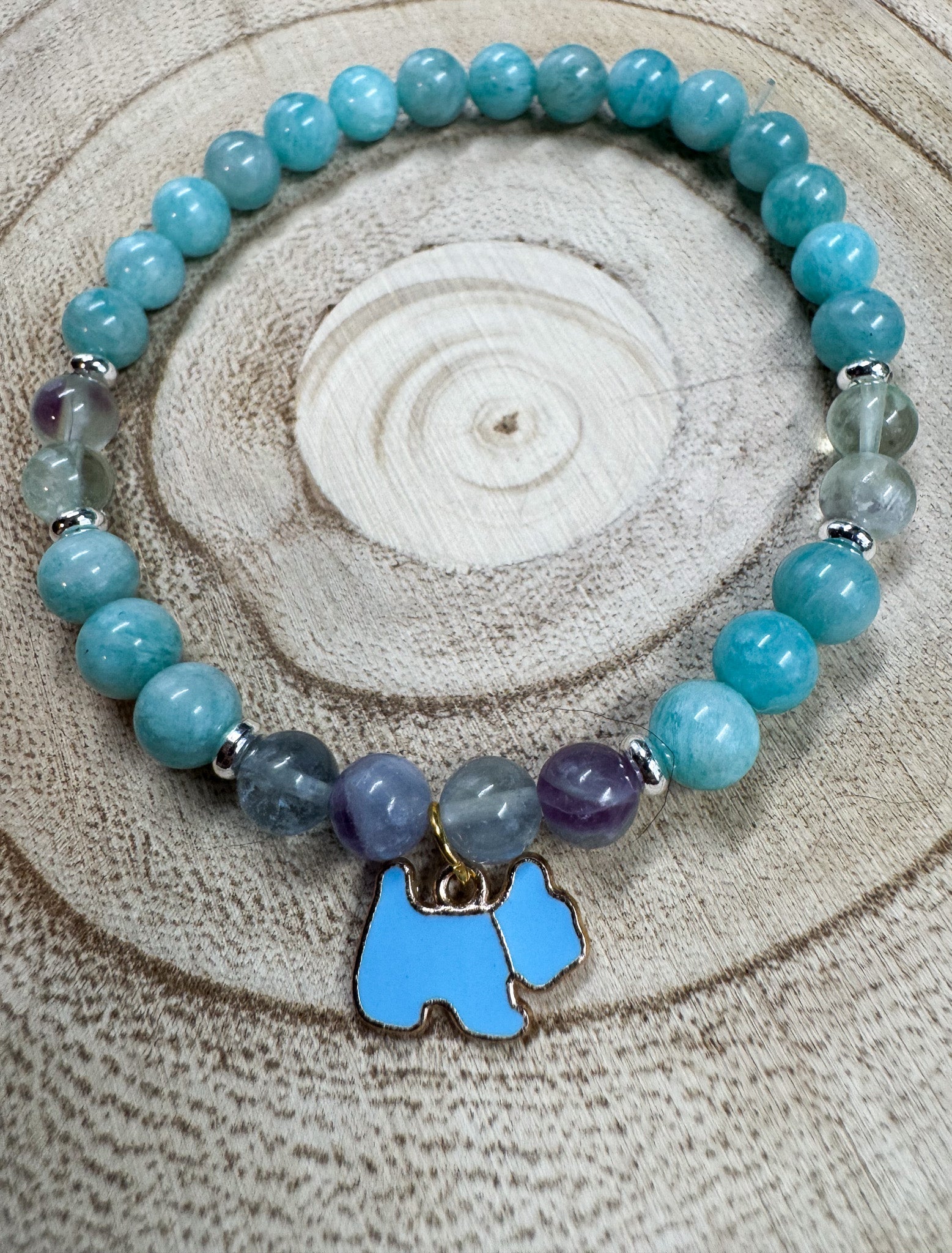 Bracelet de pierres semi-précieuses d'Amazonite Mozambique et de Fluorite avec une breloque de Shitzu bleu Boutique Poilue & Co.