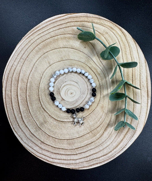 Bracelet de pierres semi-précieuses d'Howlite et de Lave noire avec une breloque de chien argenté Boutique Poilue & Co.