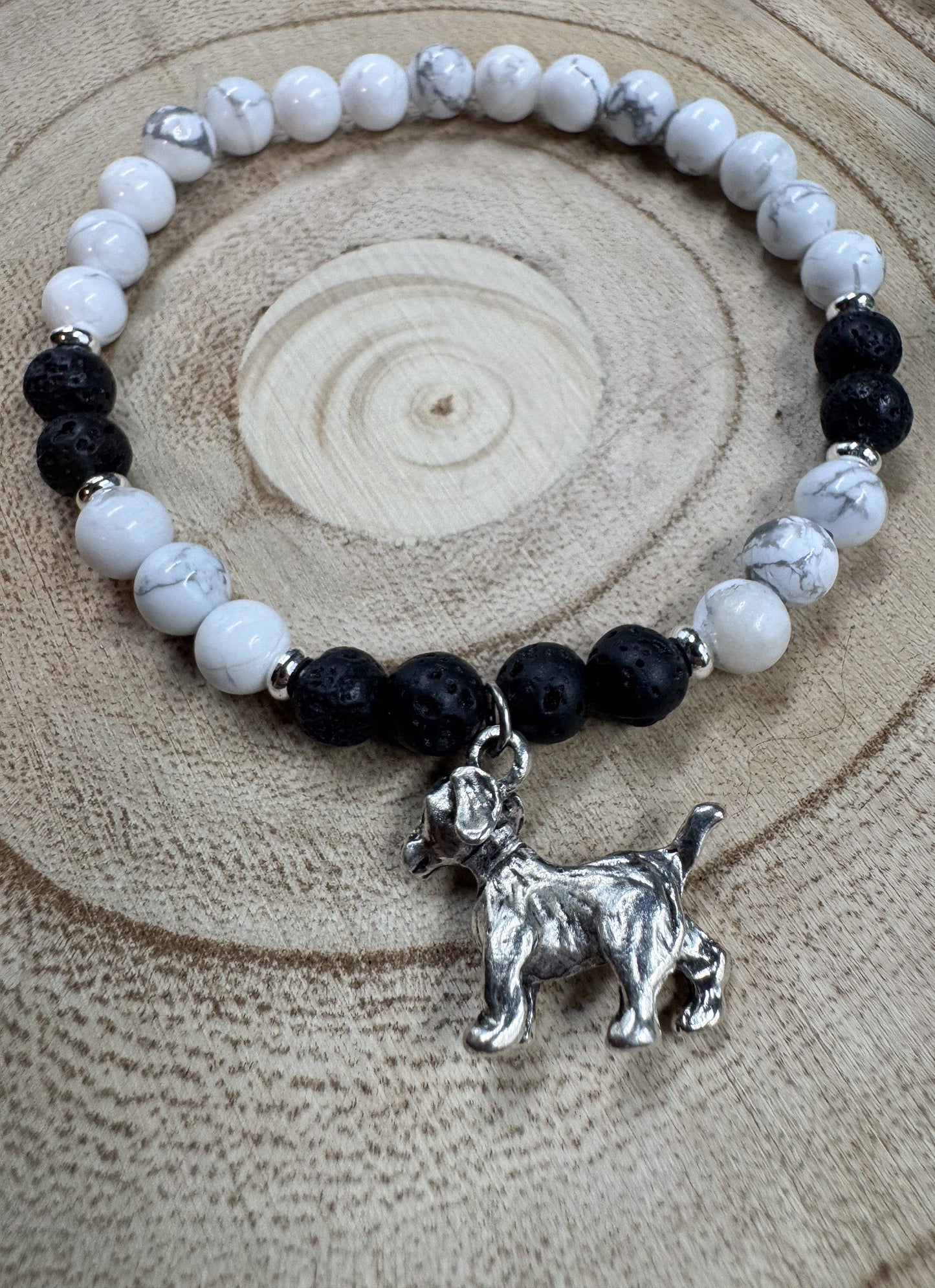 Bracelet de pierres semi-précieuses d'Howlite et de Lave noire avec une breloque de chien argenté Boutique Poilue & Co.