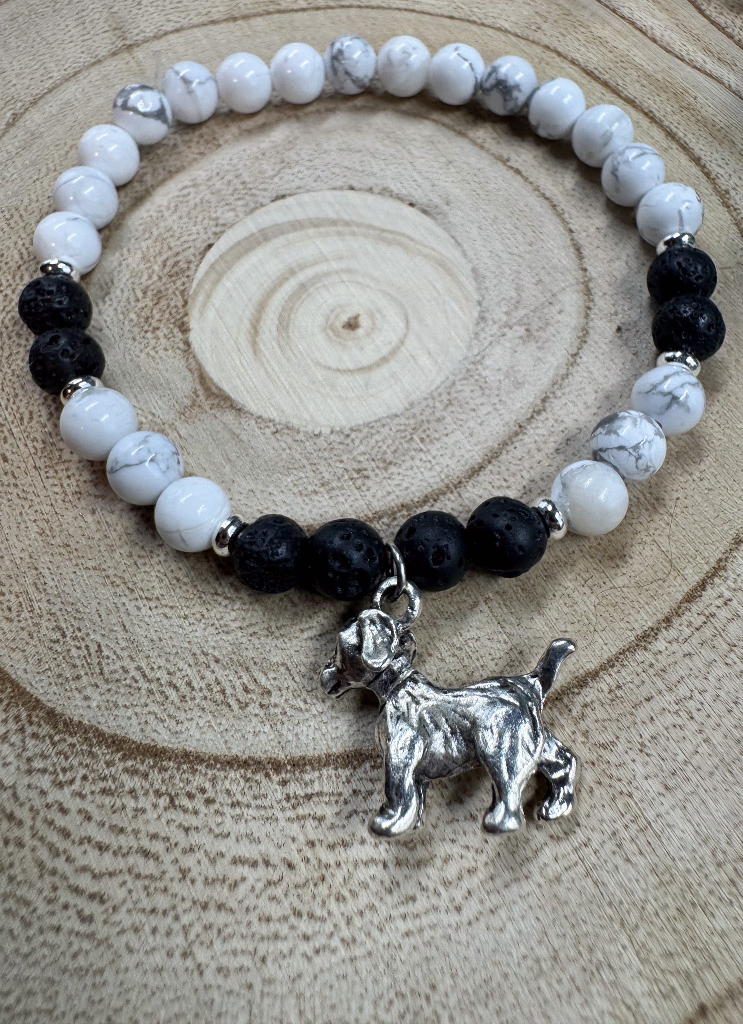 Bracelet de pierres semi-précieuses d'Howlite et de Lave noire avec une breloque de chien argenté Boutique Poilue & Co.