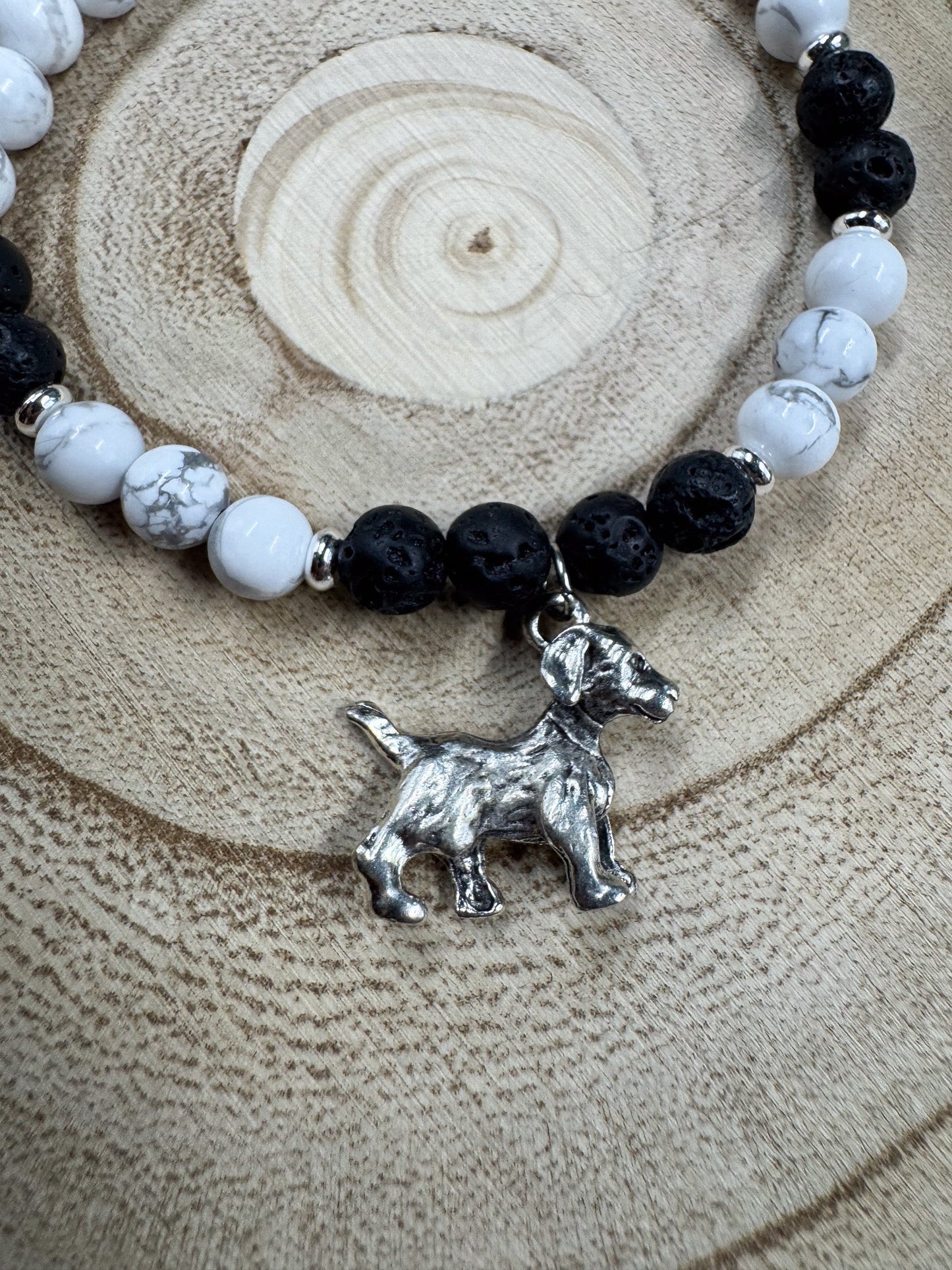 Bracelet de pierres semi-précieuses d'Howlite et de Lave noire avec une breloque de chien argenté Boutique Poilue & Co.