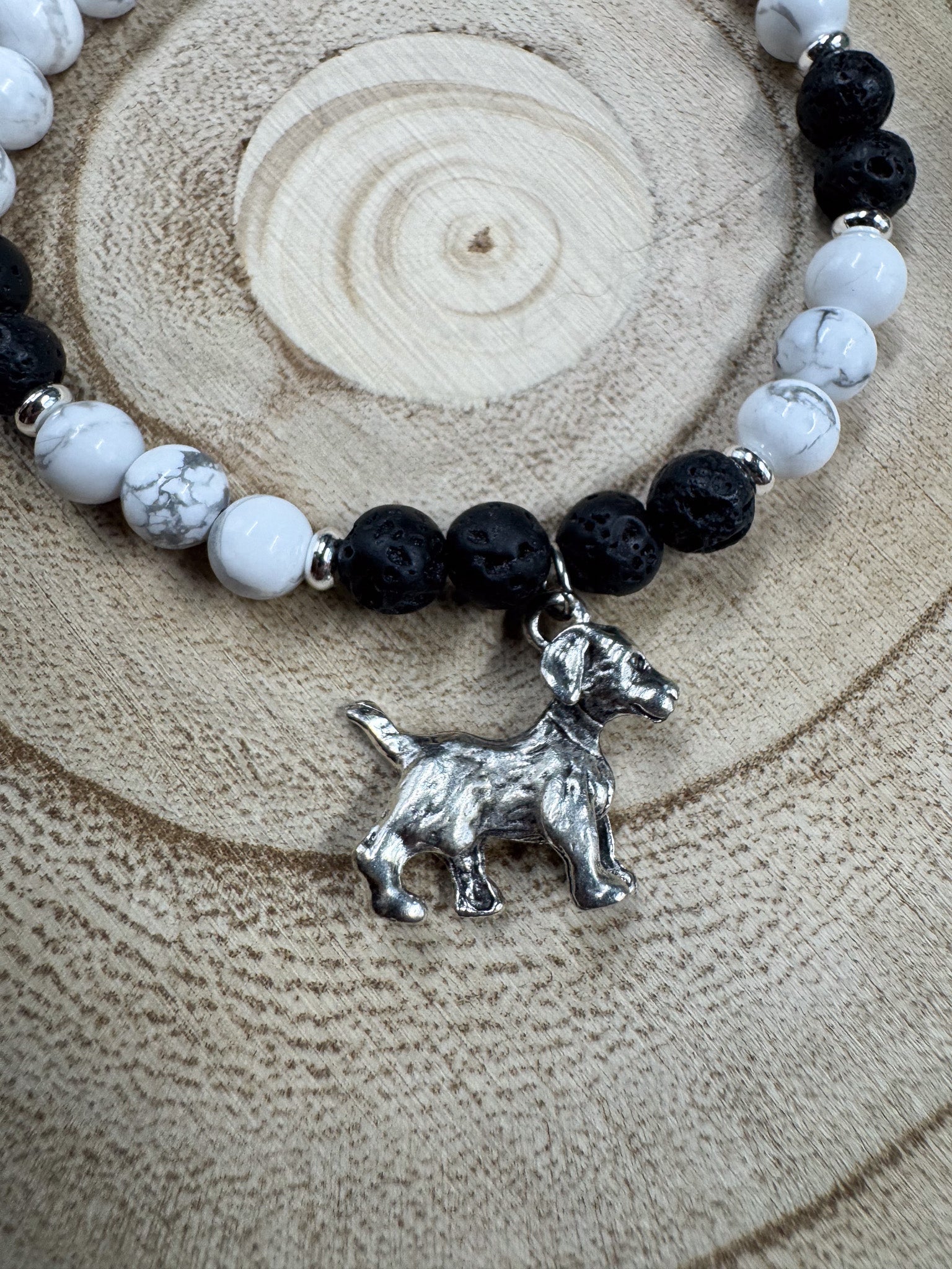 Bracelet de pierres semi-précieuses d'Howlite et de Lave noire avec une breloque de chien argenté Boutique Poilue & Co.