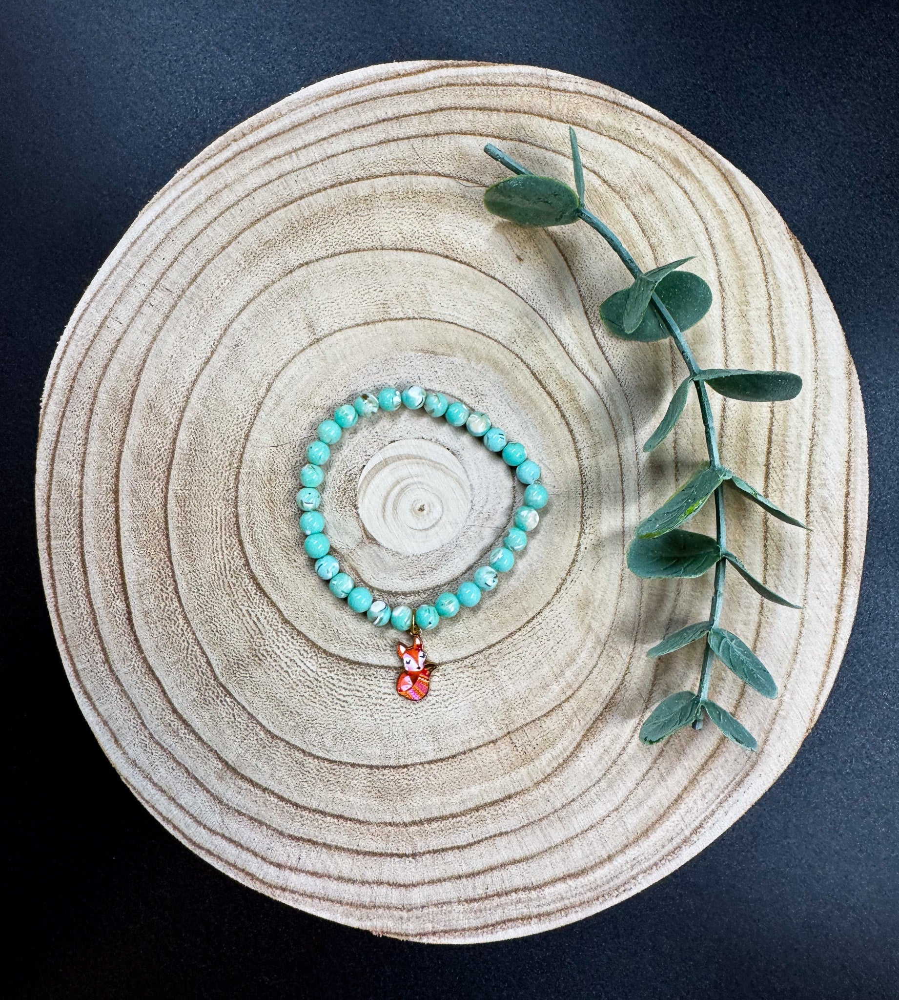 Bracelet de pierres semi-précieuses de Turquoise avec breloque de renard roux Boutique Poilue & Co.