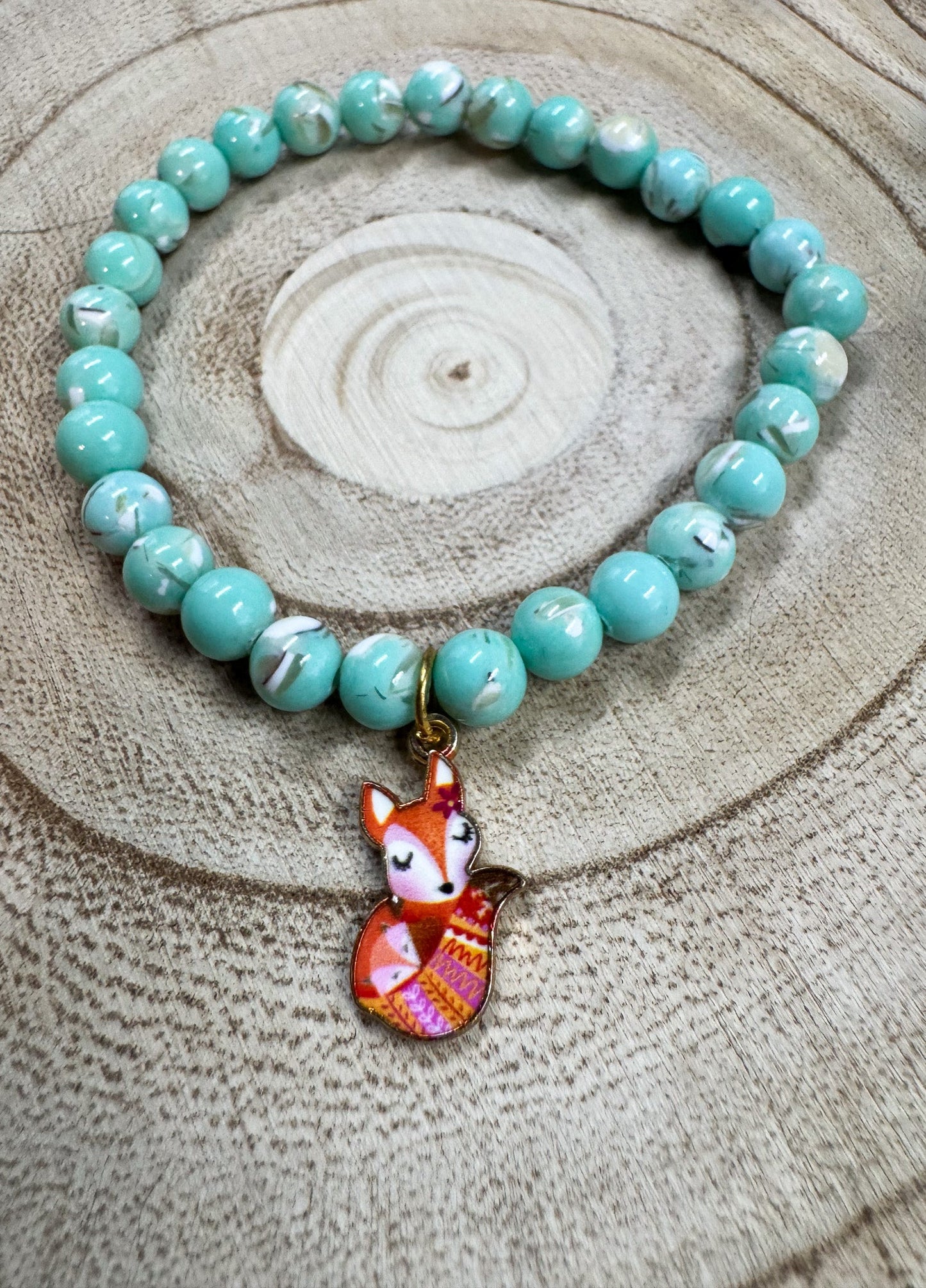 Bracelet de pierres semi-précieuses de Turquoise avec breloque de renard roux Boutique Poilue & Co.