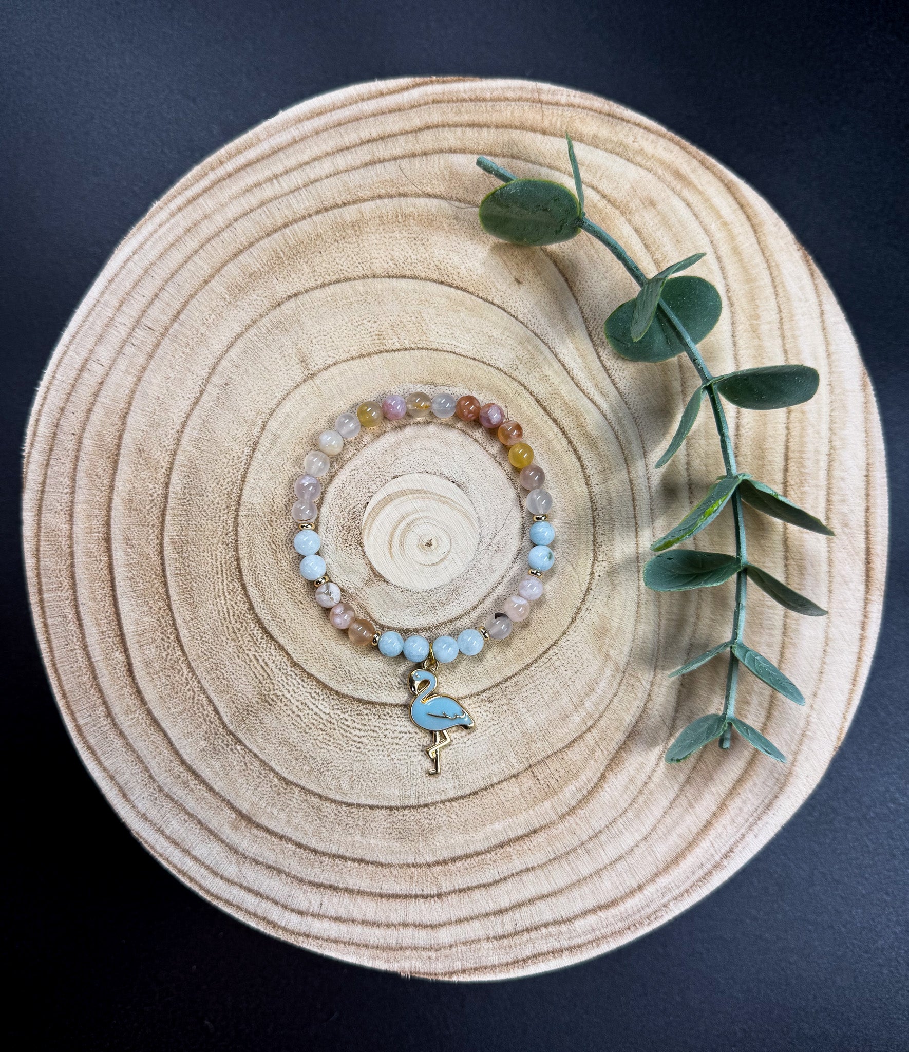 Bracelet de pierres semi-précieuses d'Agate Sakura et d'Aquamarine avec une breloque de flamant bleu