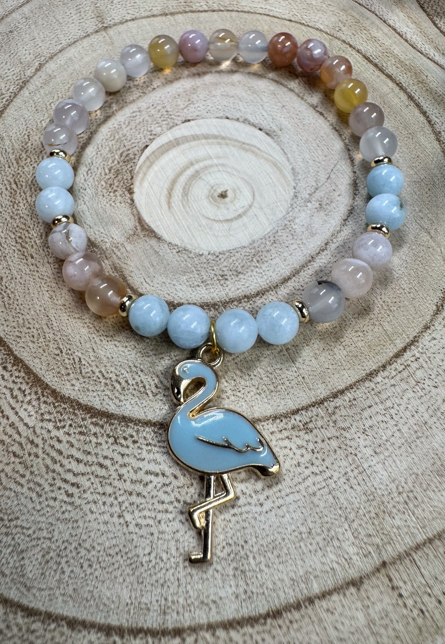 Bracelet de pierres semi-précieuses d'Agate Sakura et d'Aquamarine avec une breloque de flamant bleu Boutique Poilue & Co.