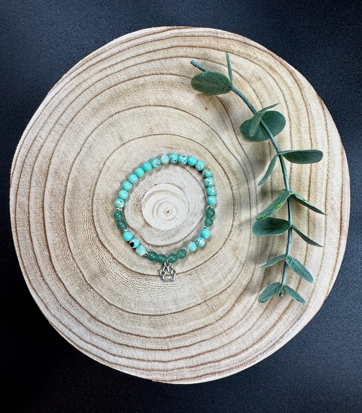 Bracelet de pierres semi-précieuses de Turquoise avec du coquillage australien et de l'Aventurine et une breloque de patte argentée Boutique Poilue & Co.