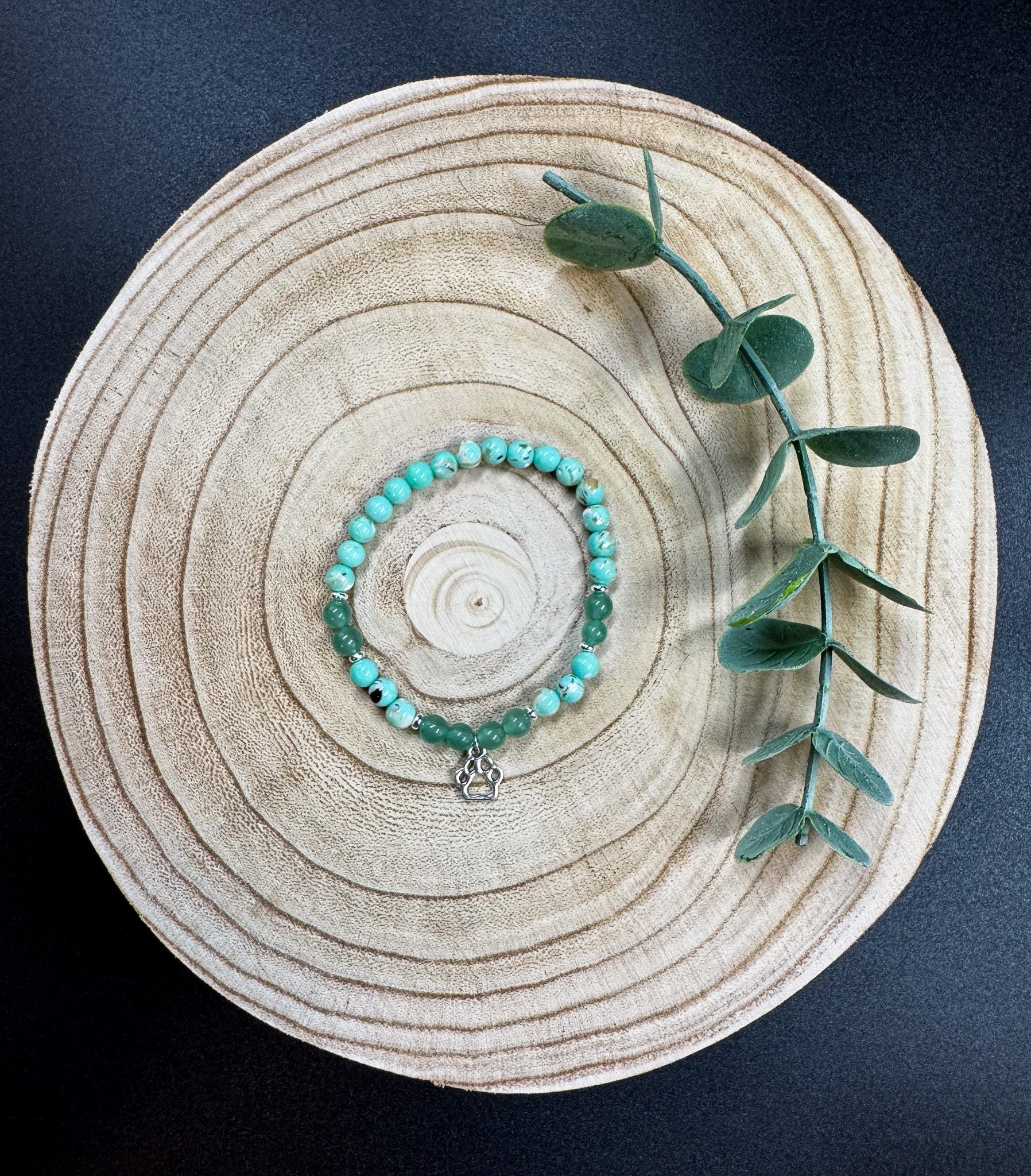 Bracelet de pierres semi-précieuses de Turquoise avec du coquillage australien et de l'Aventurine et une breloque de patte argentée Boutique Poilue & Co.