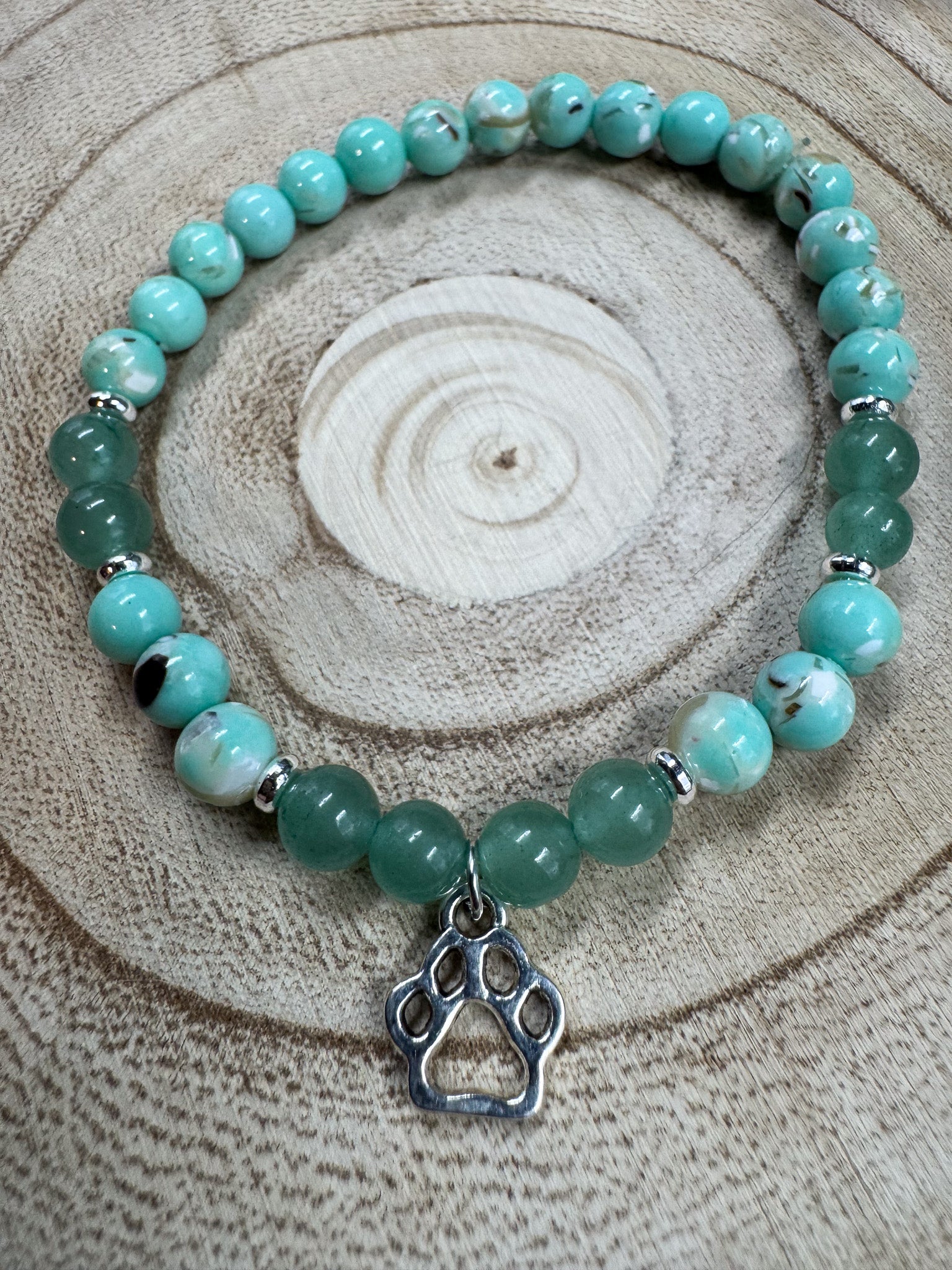 Bracelet de pierres semi-précieuses de Turquoise avec du coquillage australien et de l'Aventurine et une breloque de patte argentée Boutique Poilue & Co.