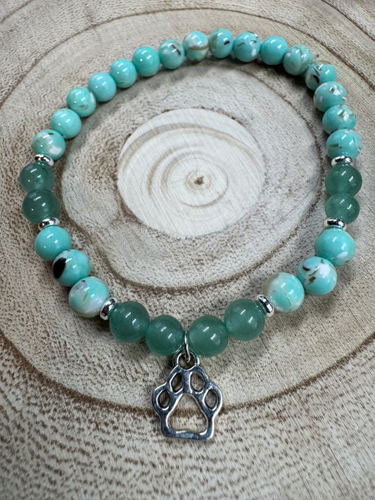 Bracelet de pierres semi-précieuses de Turquoise avec du coquillage australien et de l'Aventurine et une breloque de patte argentée Boutique Poilue & Co.