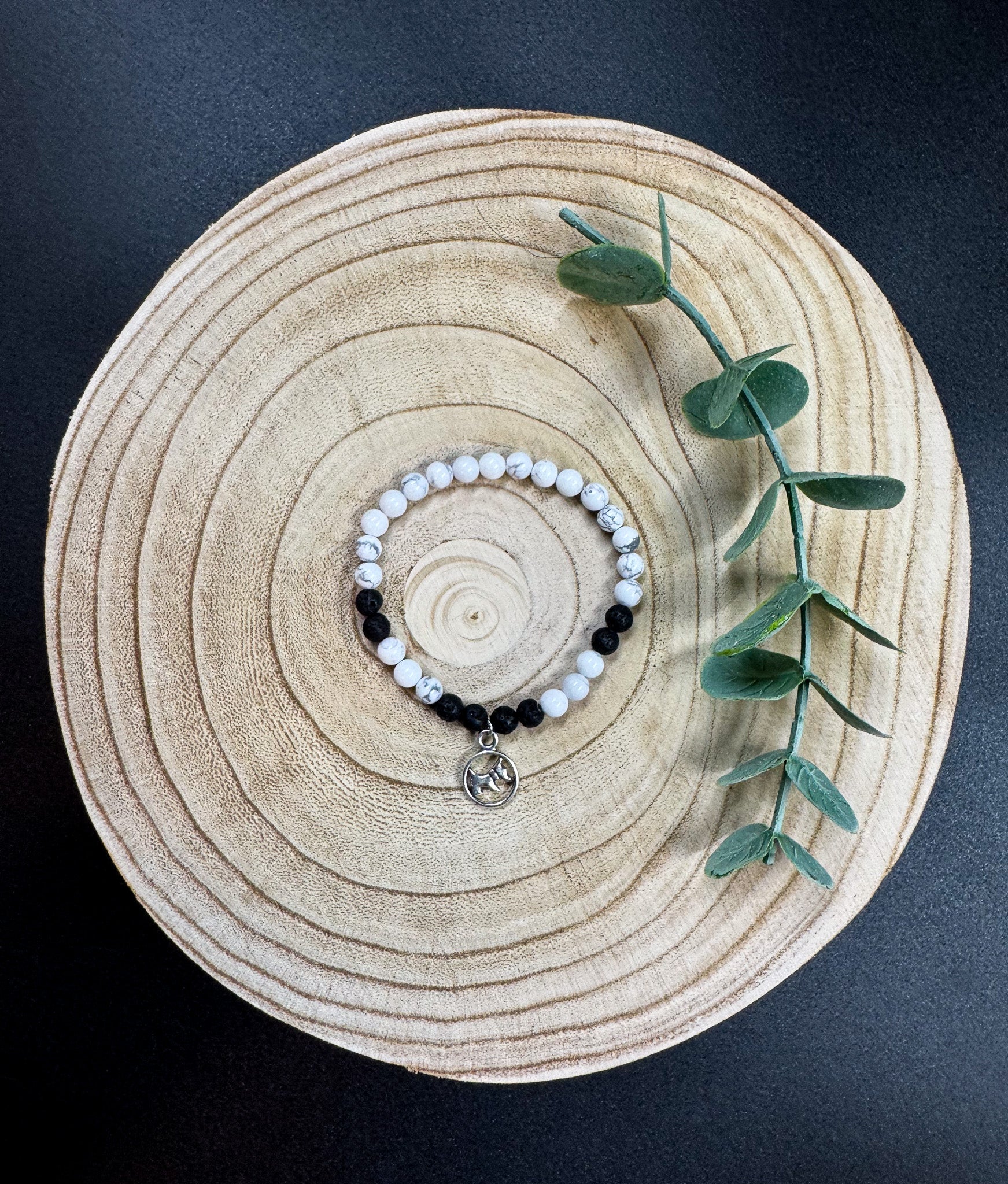 Bracelet de pierres semi-précieuses d'howlite et de Lave noire avec une breloque de chien argenté