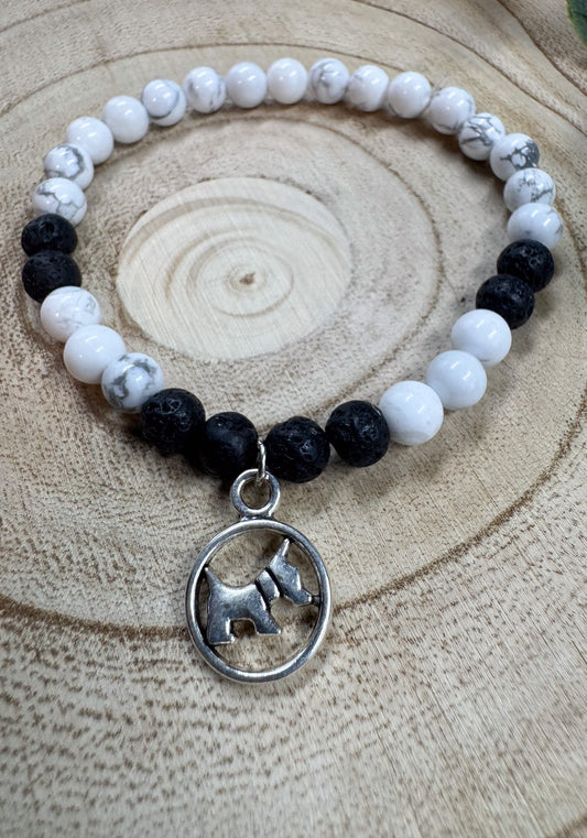 Bracelet de pierres semi-précieuses d'howlite et de Lave noire avec une breloque de chien argenté Boutique Poilue & Co.