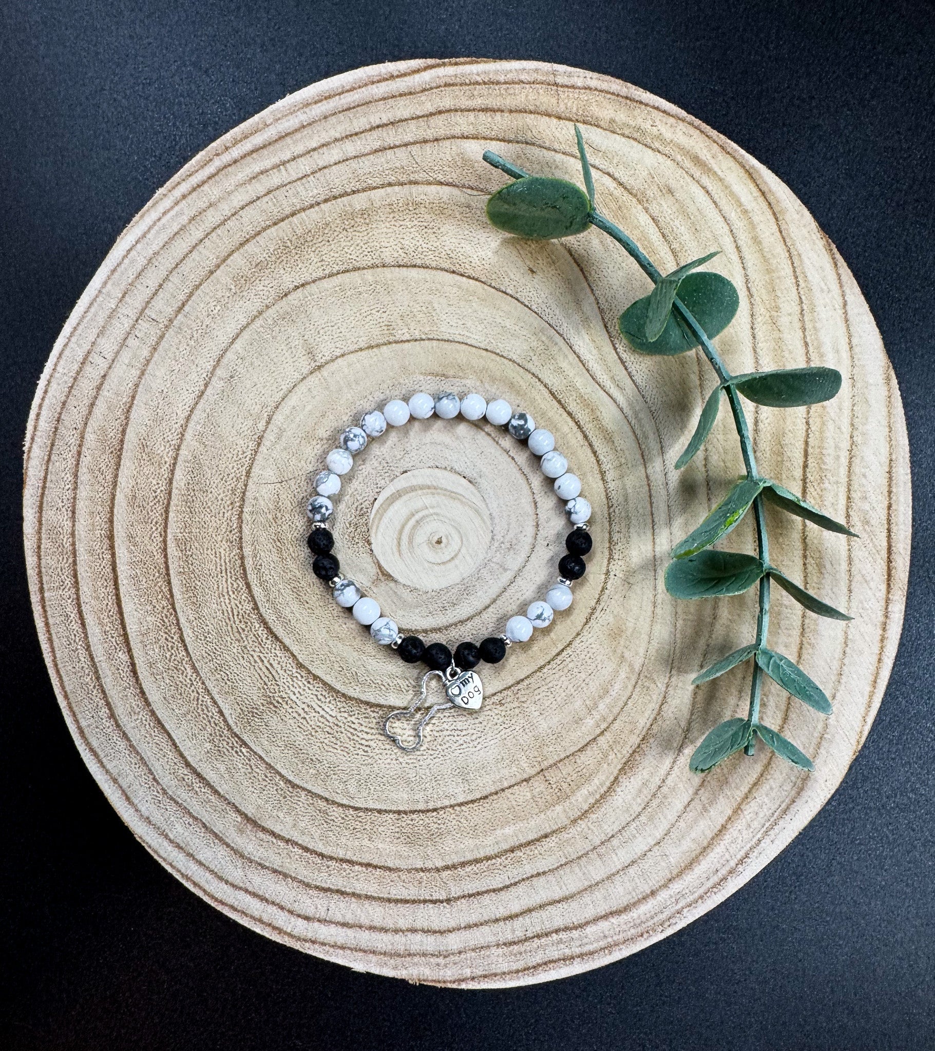 Bracelet de pierres semi-précieuses d'Howlite et de Lave noire avec breloque d'os et de coeur argentés Boutique Poilue & Co.