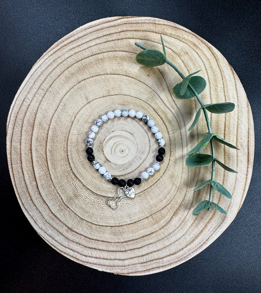 Bracelet de pierres semi-précieuses d'Howlite et de Lave noire avec breloque d'os et de coeur argentés Boutique Poilue & Co.