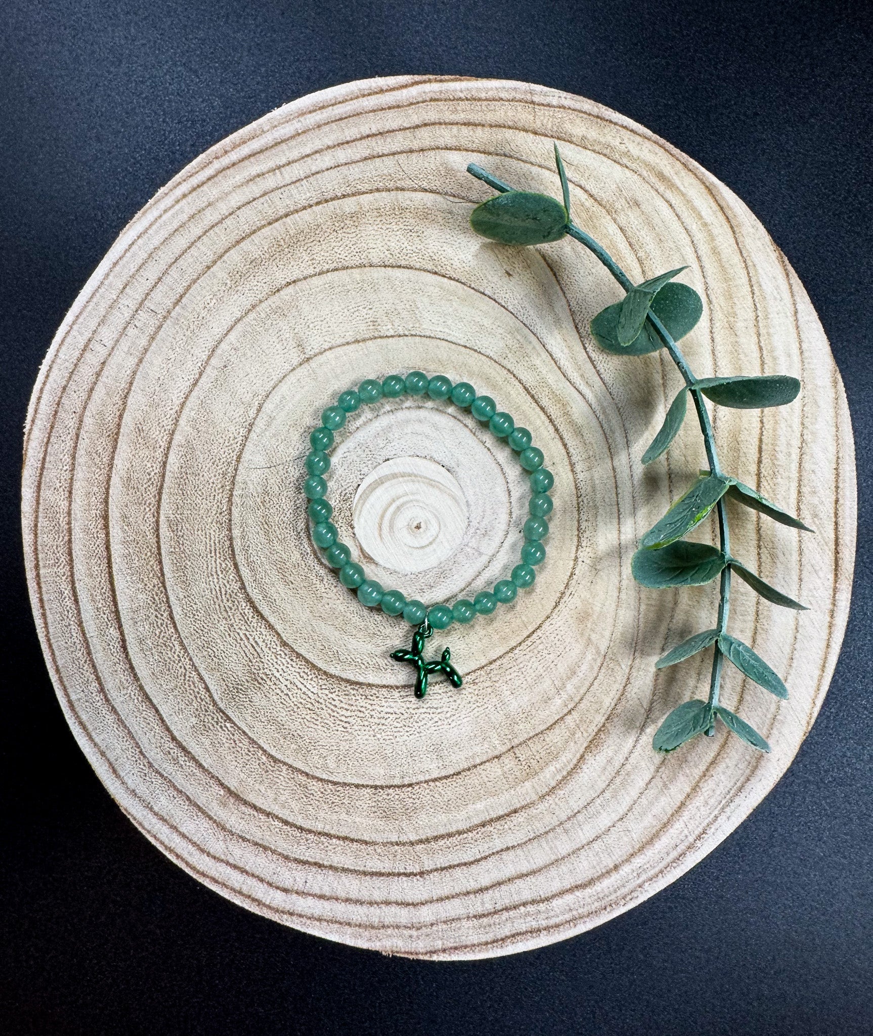 Bracelet de pierres semi-précieuses d'Aventurine avec breloque de chien vert Boutique Poilue & Co.