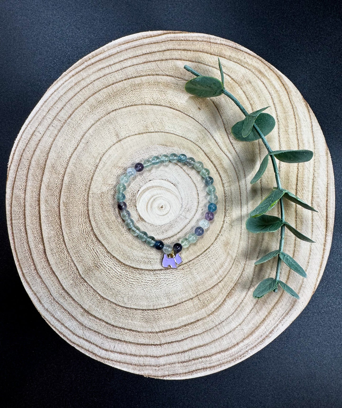 Bracelet de pierres semi-précieuses de Fluorite avec breloque de Shitzu lilas Boutique Poilue & Co.