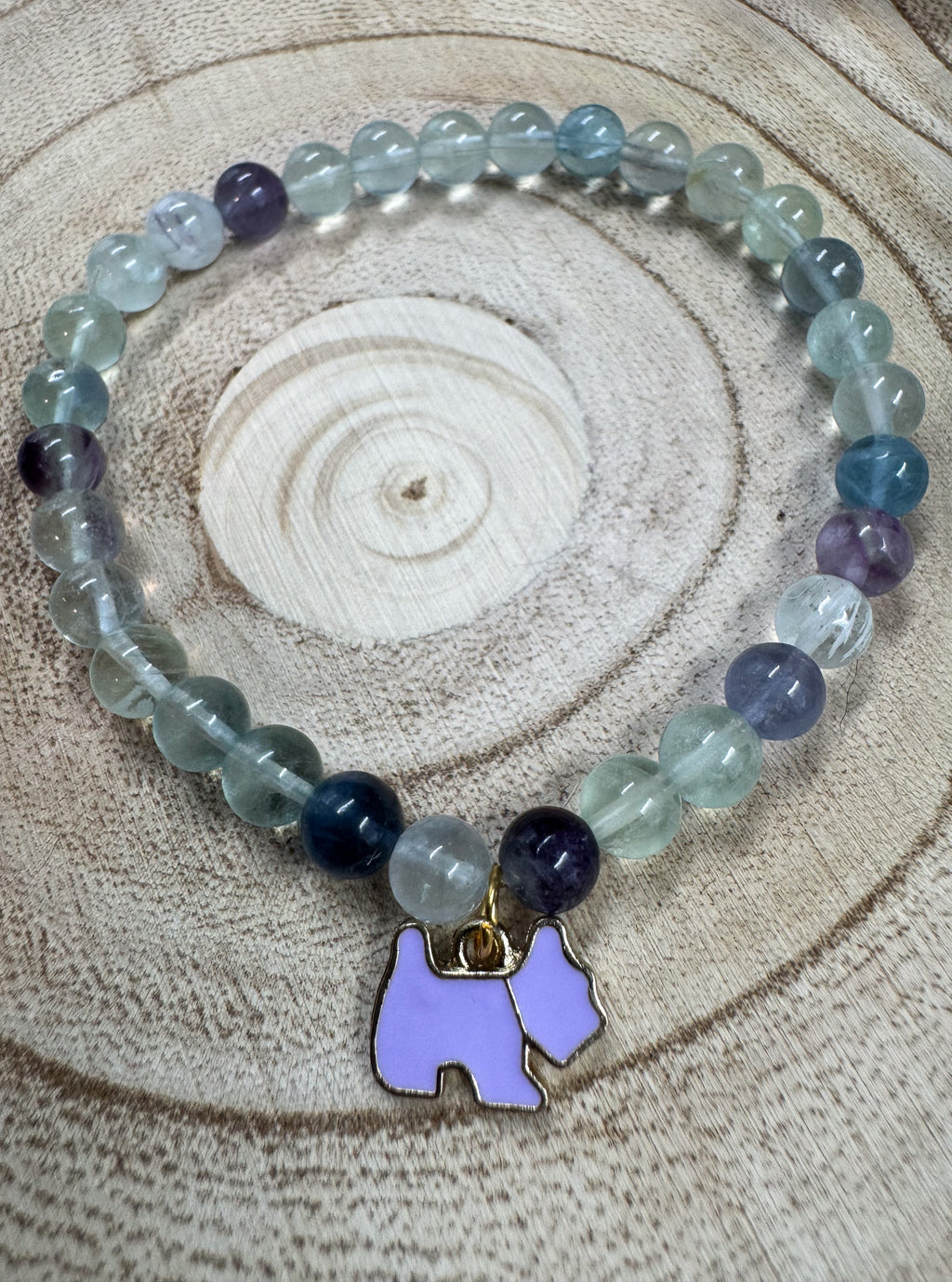 Bracelet de pierres semi-précieuses de Fluorite avec breloque de Shitzu lilas