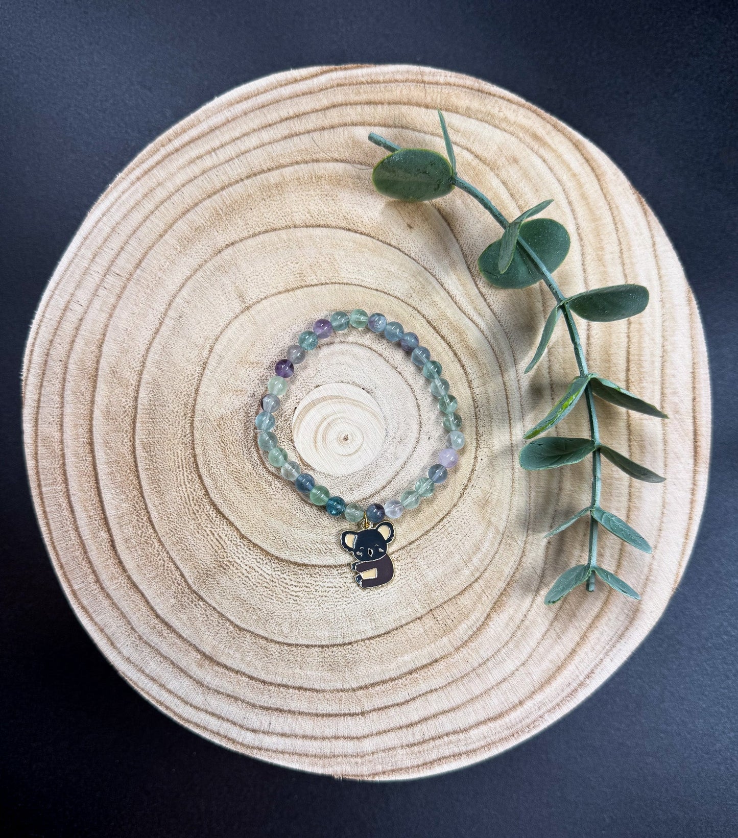 Bracelet de pierres semi-précieuses de Fluorite avec une breloque de koala Boutique Poilue & Co.