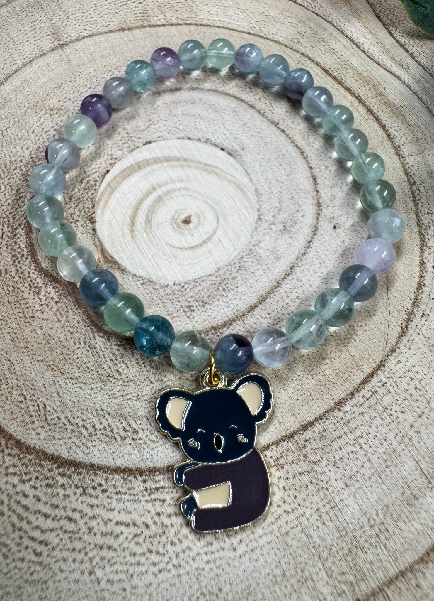 Bracelet de pierres semi-précieuses de Fluorite avec une breloque de koala Boutique Poilue & Co.