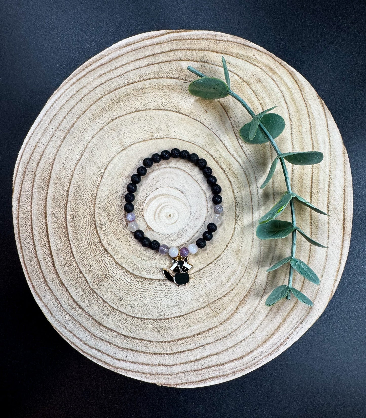 Bracelet de pierres semi-précieuses de Lave noire et d'Agate Sakura avec une breloque de raton laveur Boutique Poilue & Co.