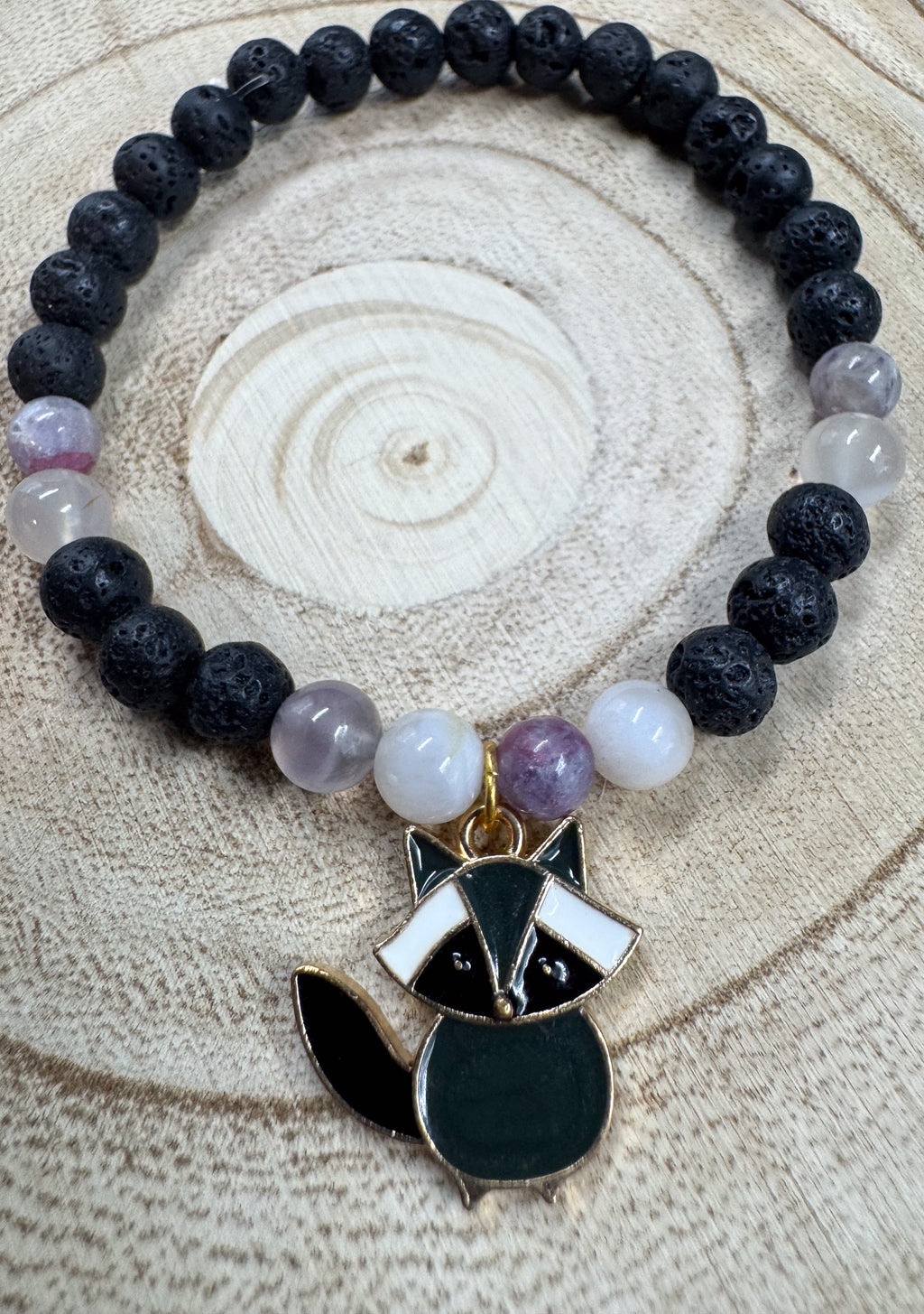 Bracelet de pierres semi-précieuses de Lave noire et d'Agate Sakura avec une breloque de raton laveur