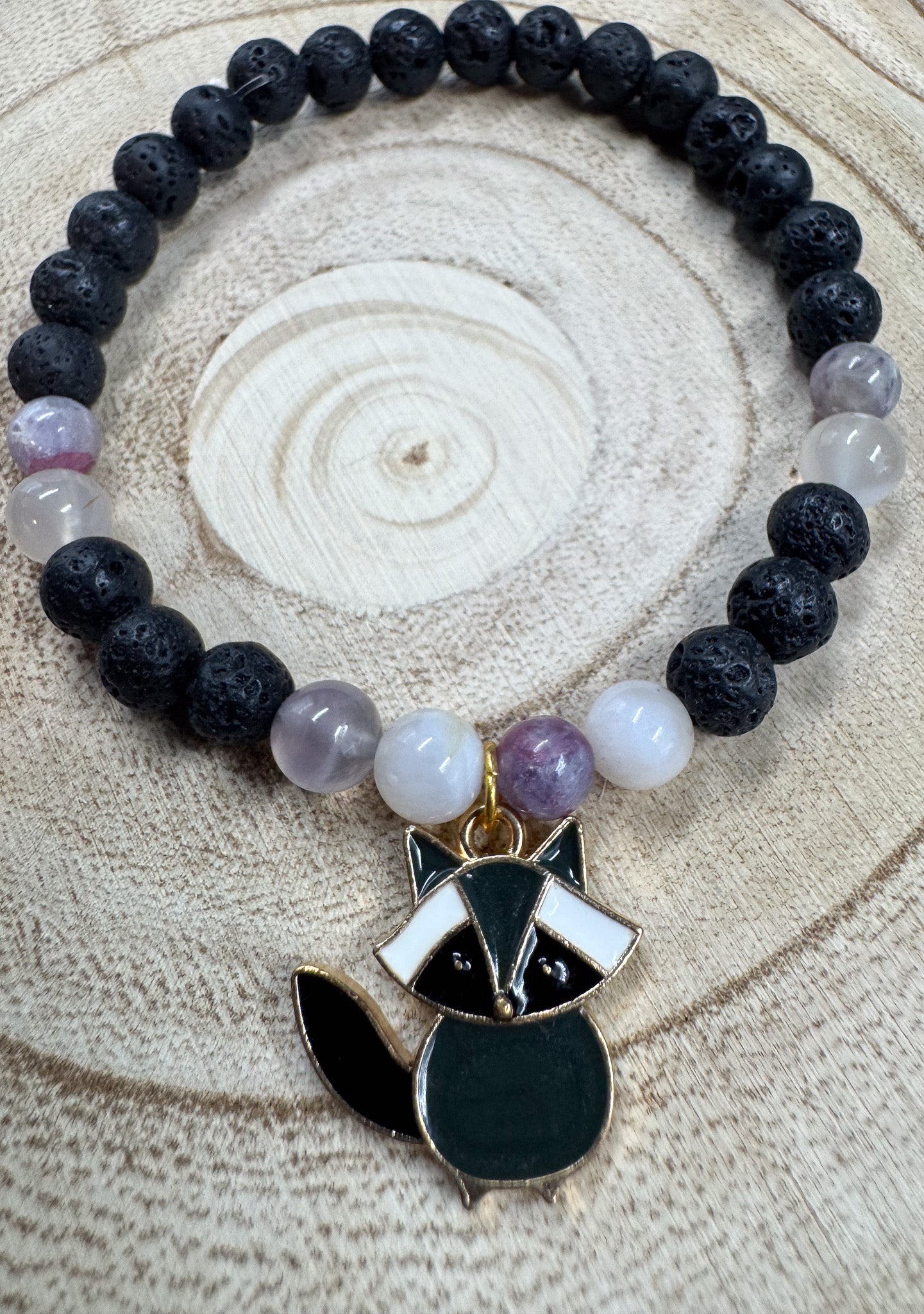 Bracelet de pierres semi-précieuses de Lave noire et d'Agate Sakura avec une breloque de raton laveur Boutique Poilue & Co.