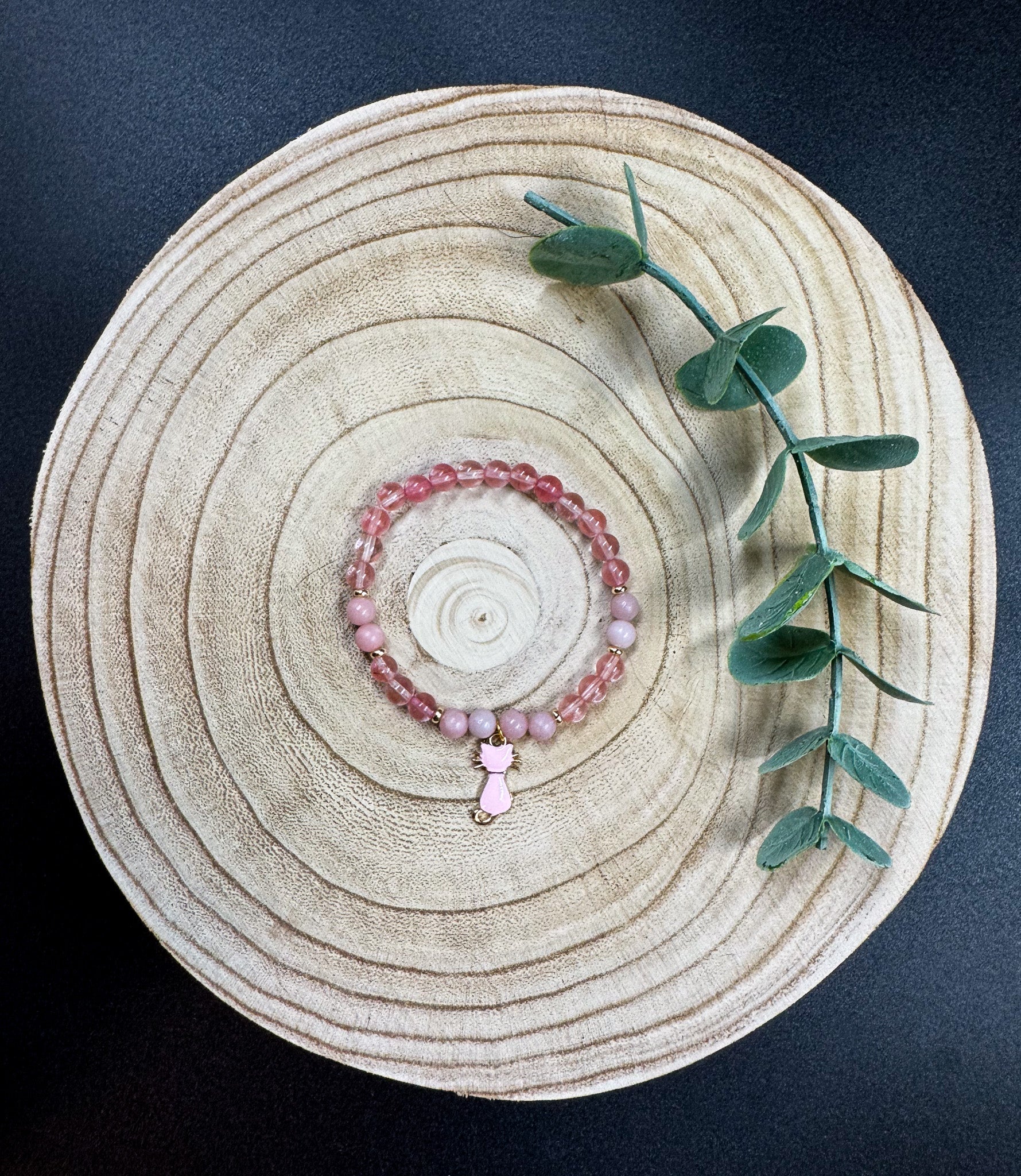 Bracelet de pierres semi-précieuses de Quartz cerise et d'Opale rose avec breloque de chat rose Boutique Poilue & Co.