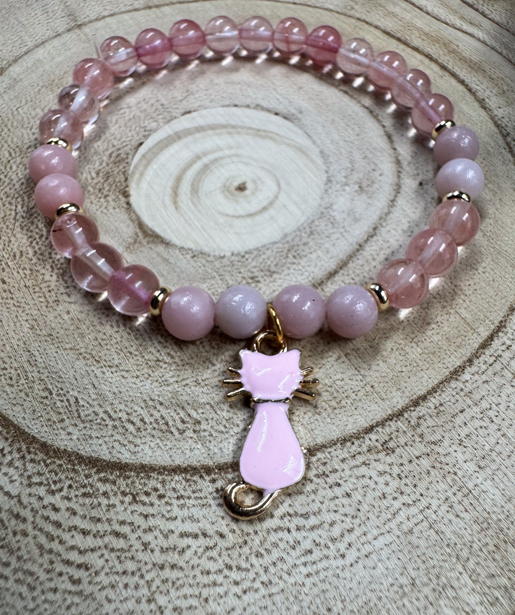 Bracelet de pierres semi-précieuses de Quartz cerise et d'Opale rose avec breloque de chat rose