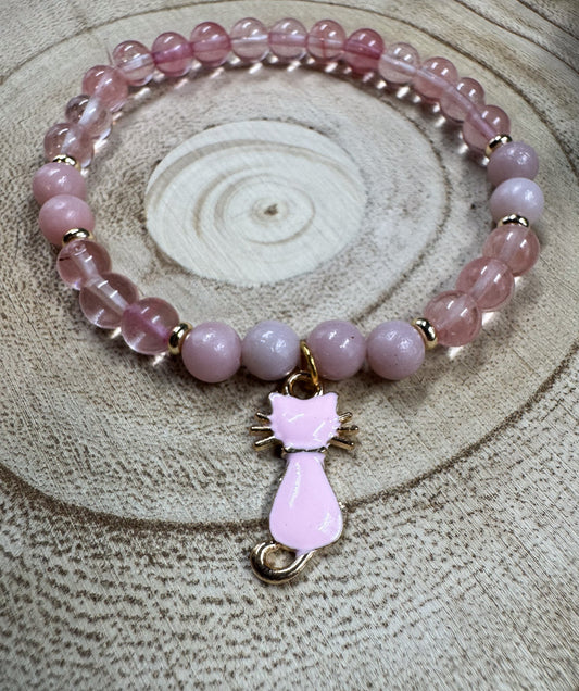 Bracelet de pierres semi-précieuses de Quartz cerise et d'Opale rose avec breloque de chat rose Boutique Poilue & Co.