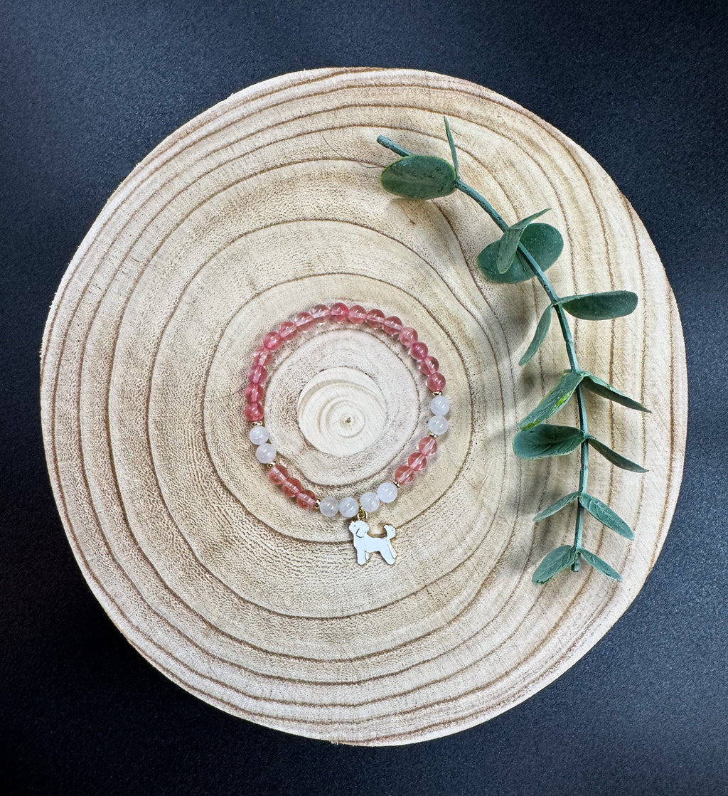 Bracelet de pierres semi-précieuses de Quartz cerise et de Quartz Angola naturel avec une breloque de chien blanc