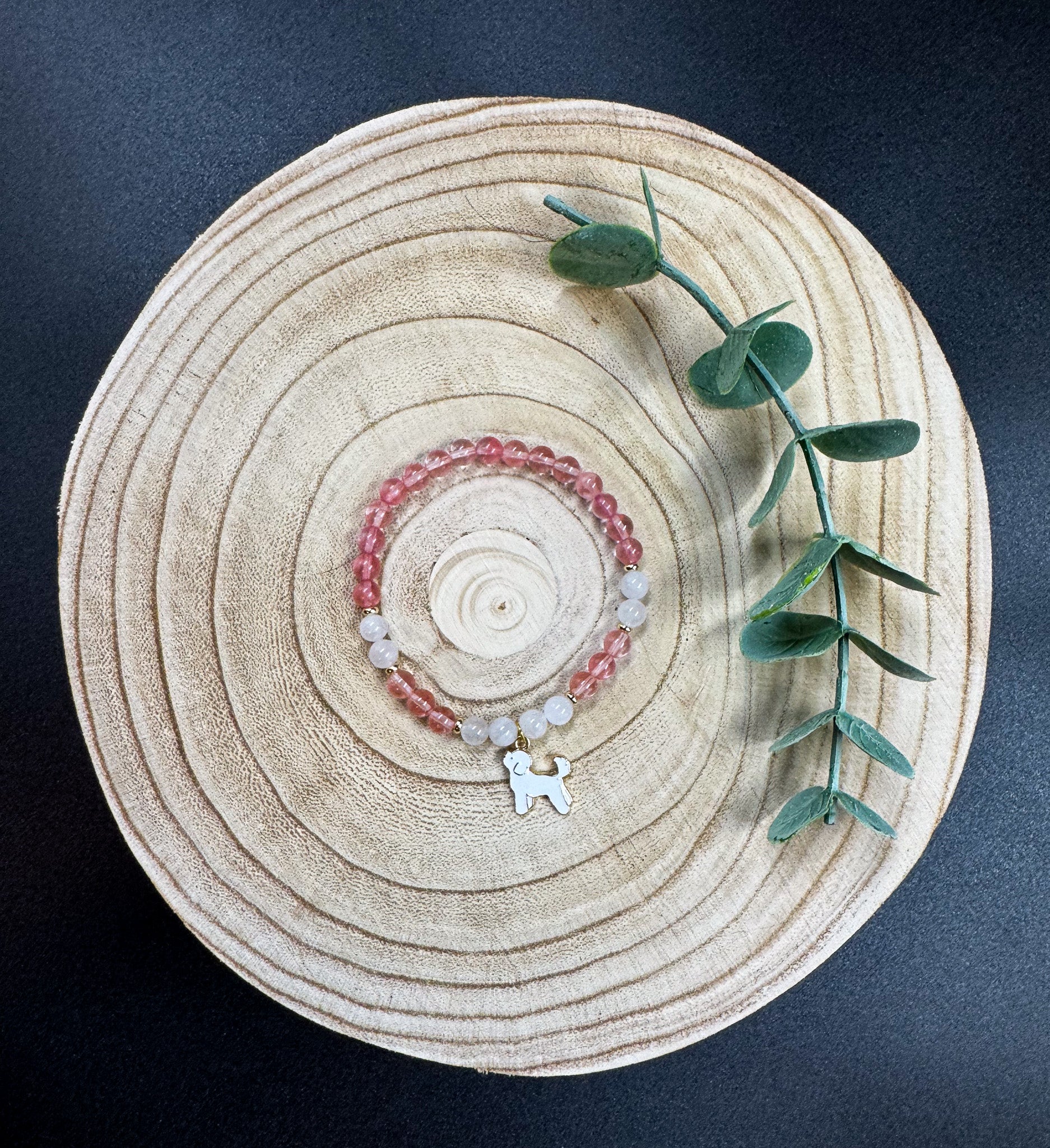Bracelet de pierres semi-précieuses de Quartz cerise et de Quartz Angola naturel avec une breloque de chien blanc