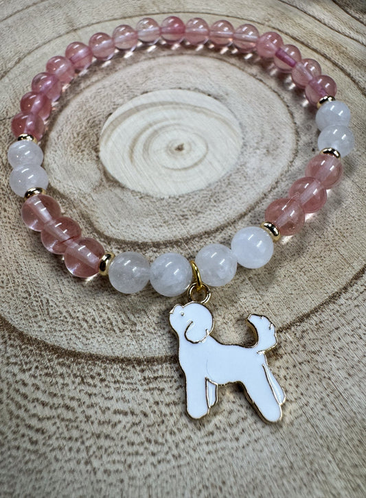 Bracelet de pierres semi-précieuses de Quartz cerise et de Quartz Angola naturel avec une breloque de chien blanc Boutique Poilue & Co.