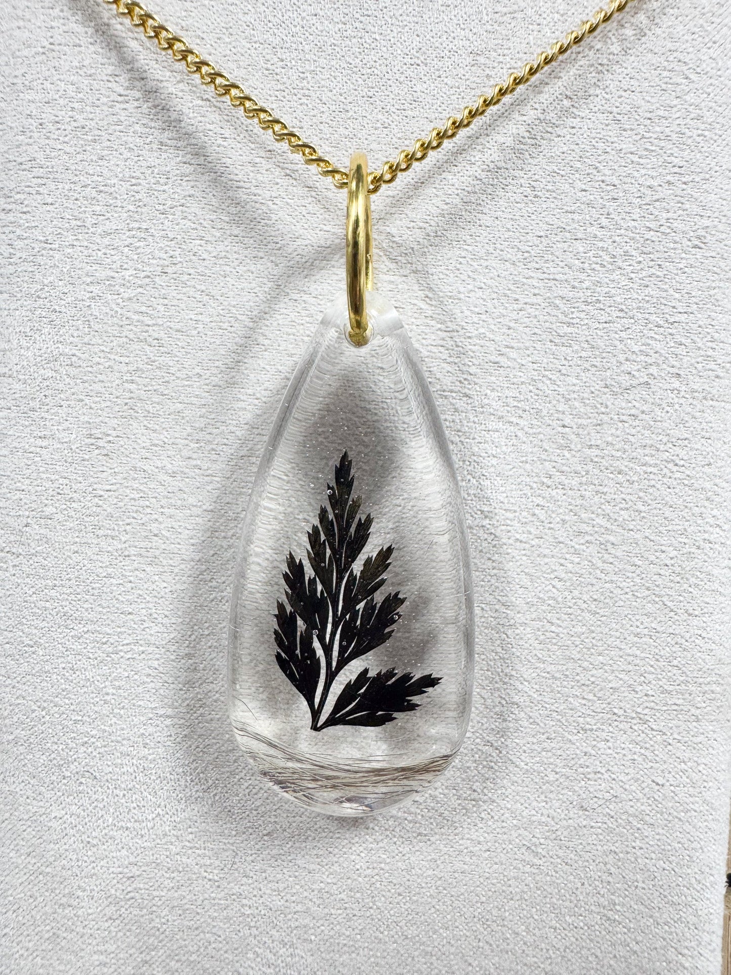 Collier avec feuille noire et poils d'écureuil Boutique Poilue & Co.
