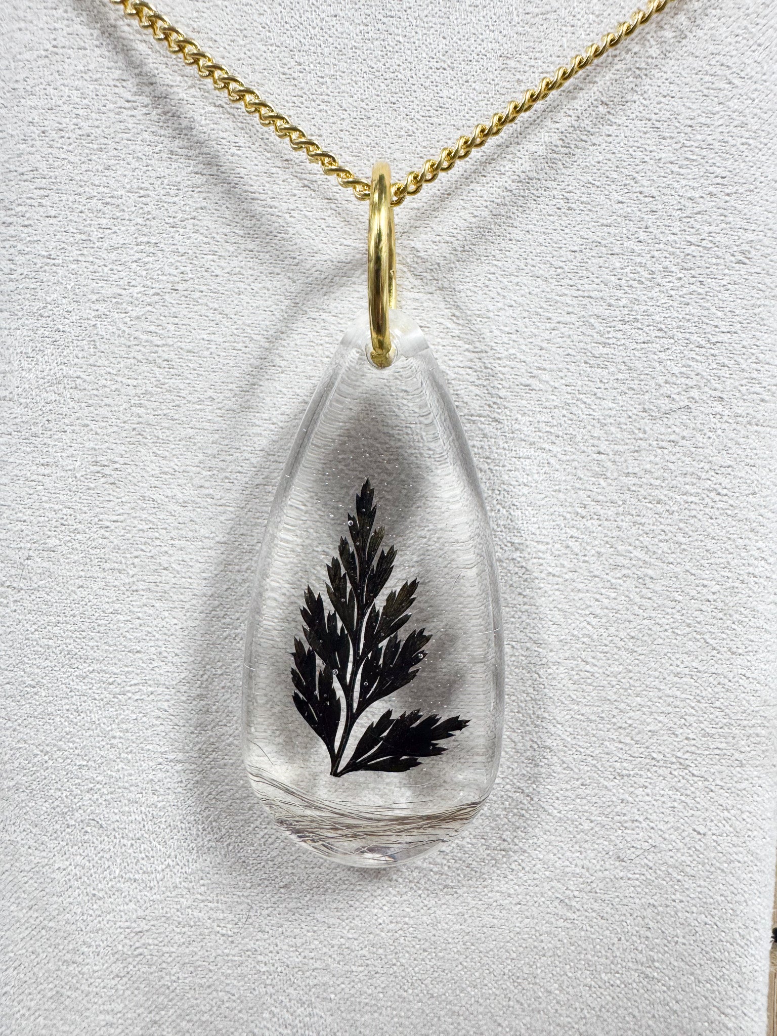 Collier avec feuille noire et poils d'écureuil Boutique Poilue & Co.