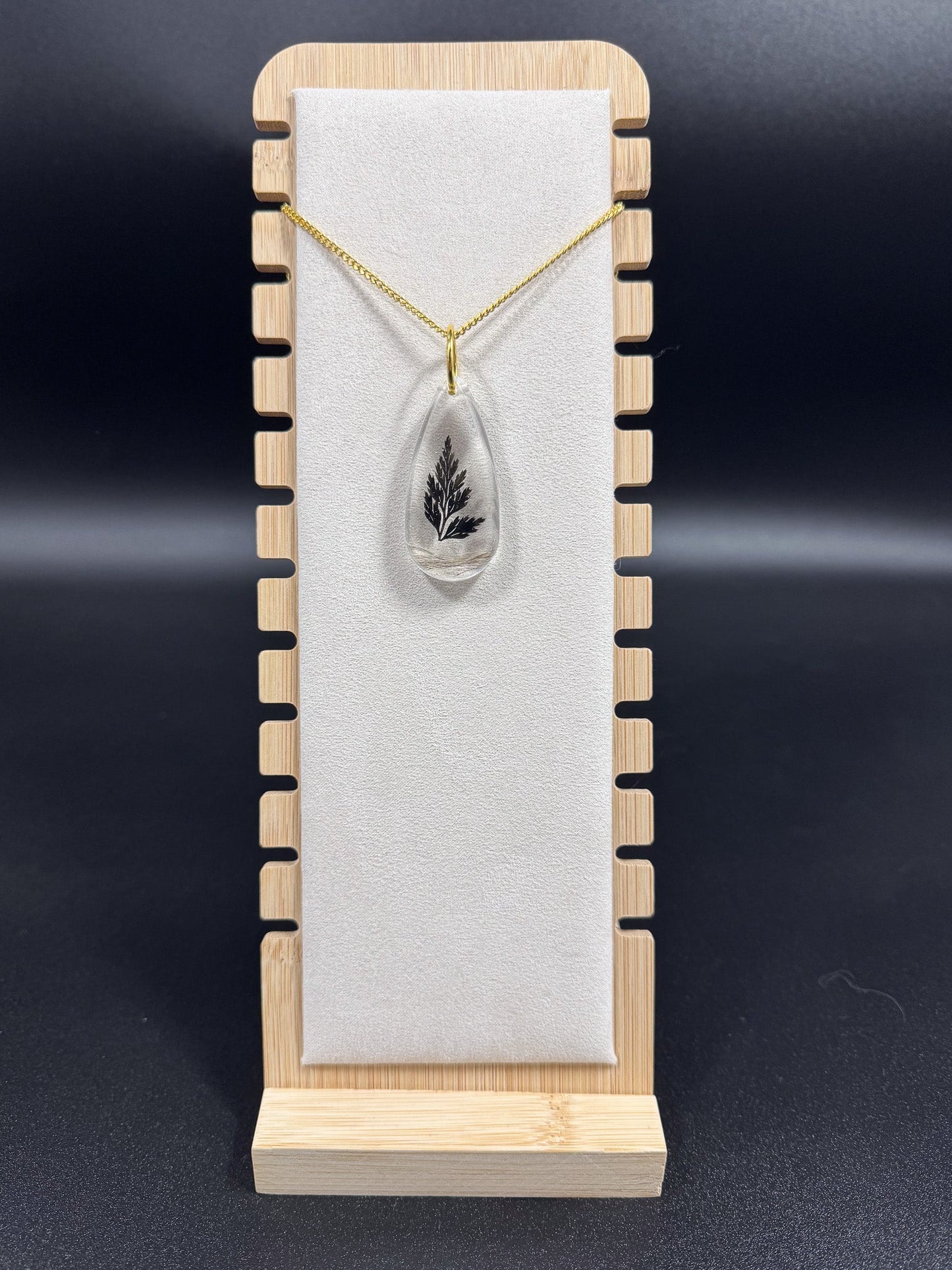 Collier avec feuille noire et poils d'écureuil Boutique Poilue & Co.
