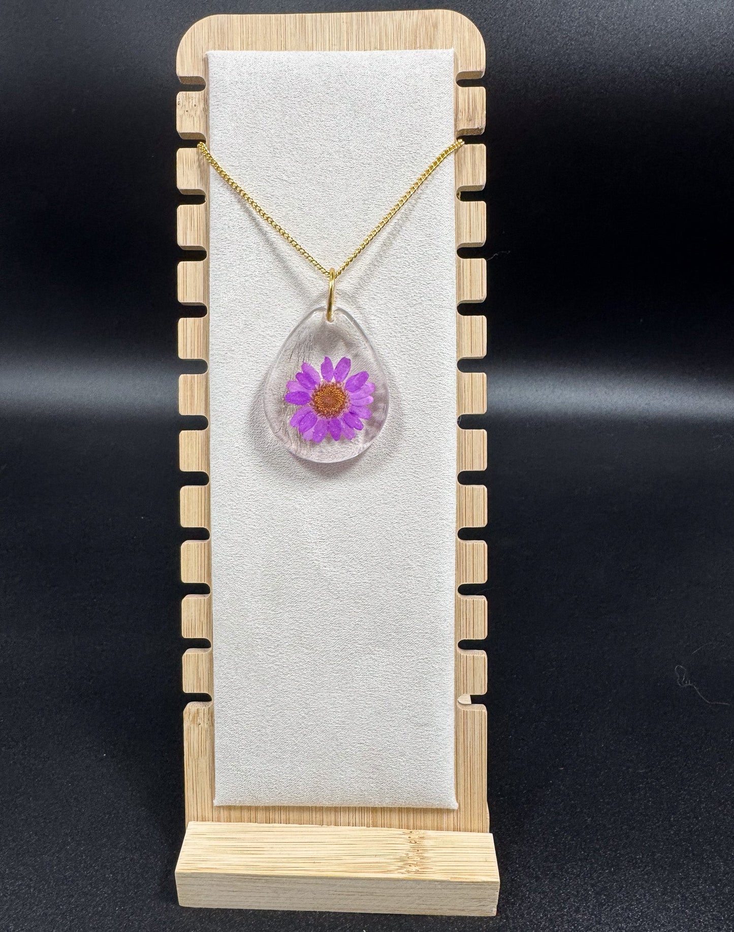 Collier avec fleur mauve et poils d'écureuil Boutique Poilue & Co.