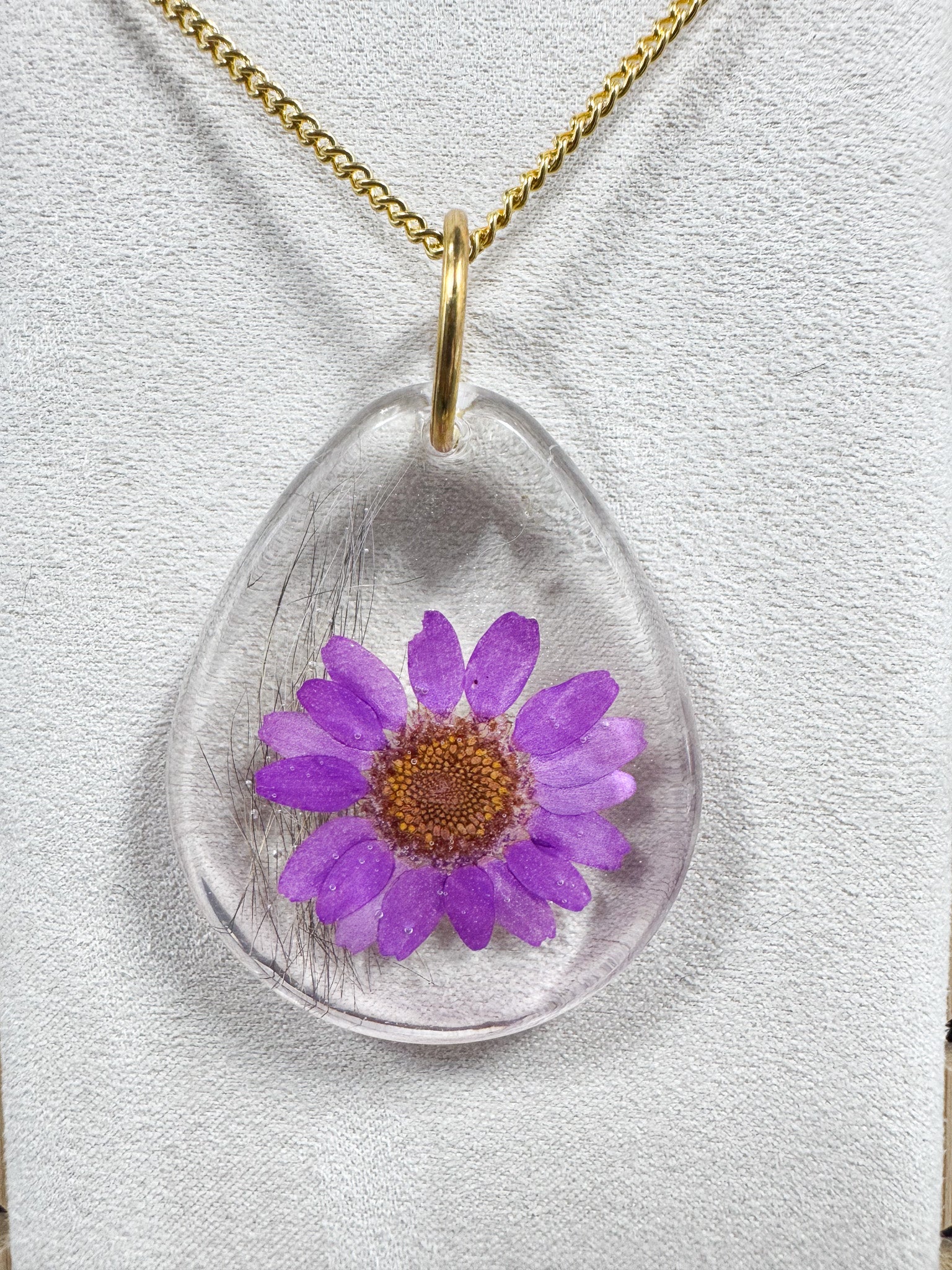 Collier avec fleur mauve et poils d'écureuil Boutique Poilue & Co.