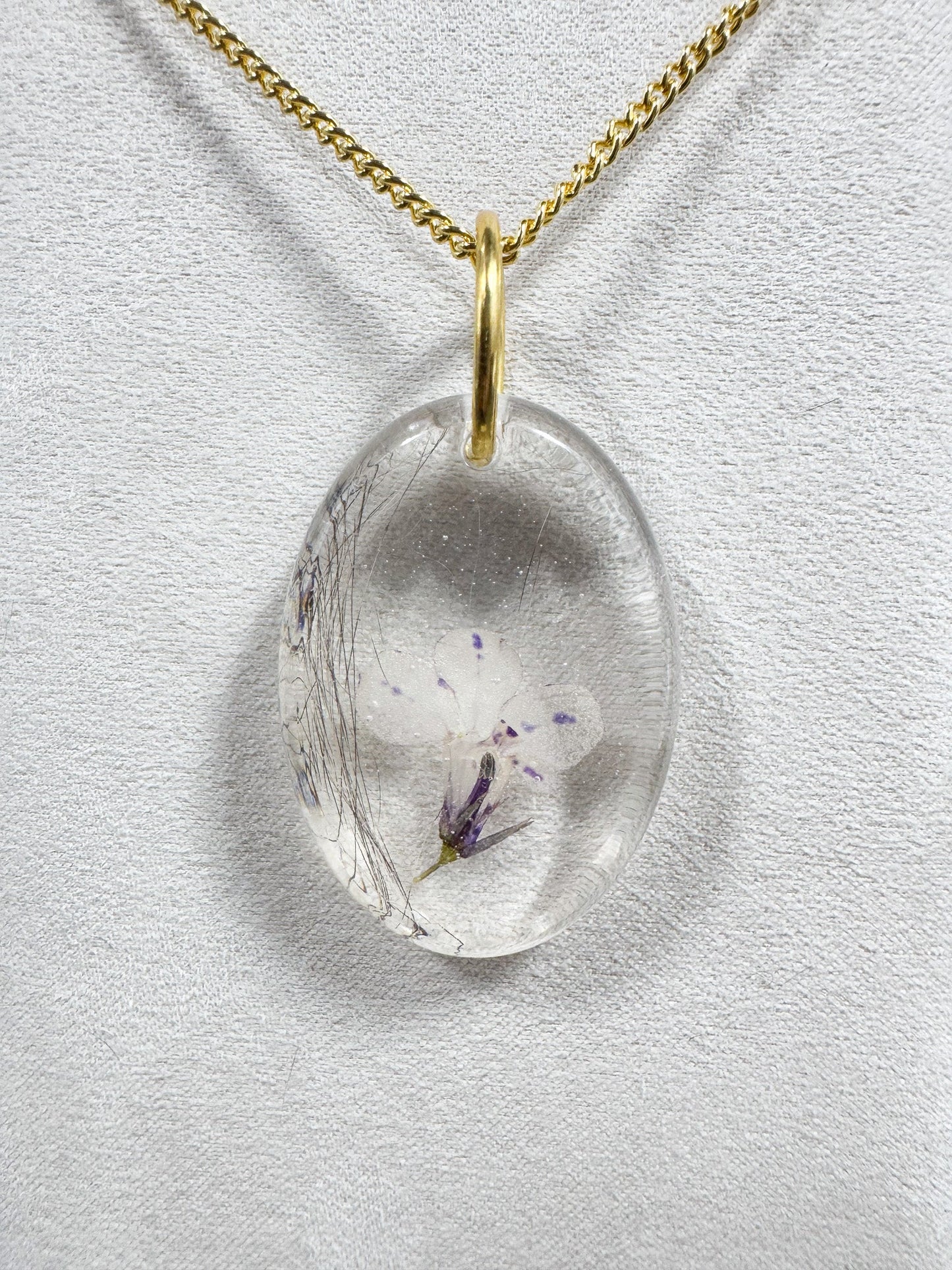 Collier avec fleur blanche et mauve et poils d'écureuil Boutique Poilue & Co.