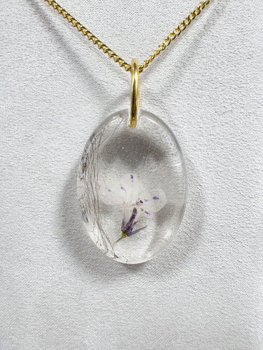 Collier avec fleur blanche et mauve et poils d'écureuil Boutique Poilue & Co.