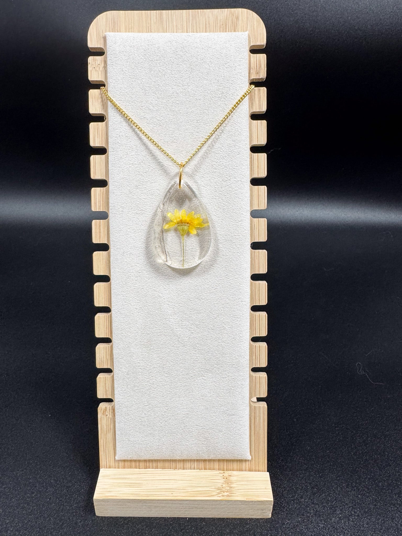 Collier avec fleur jaune et poils d'écureuil Boutique Poilue & Co.