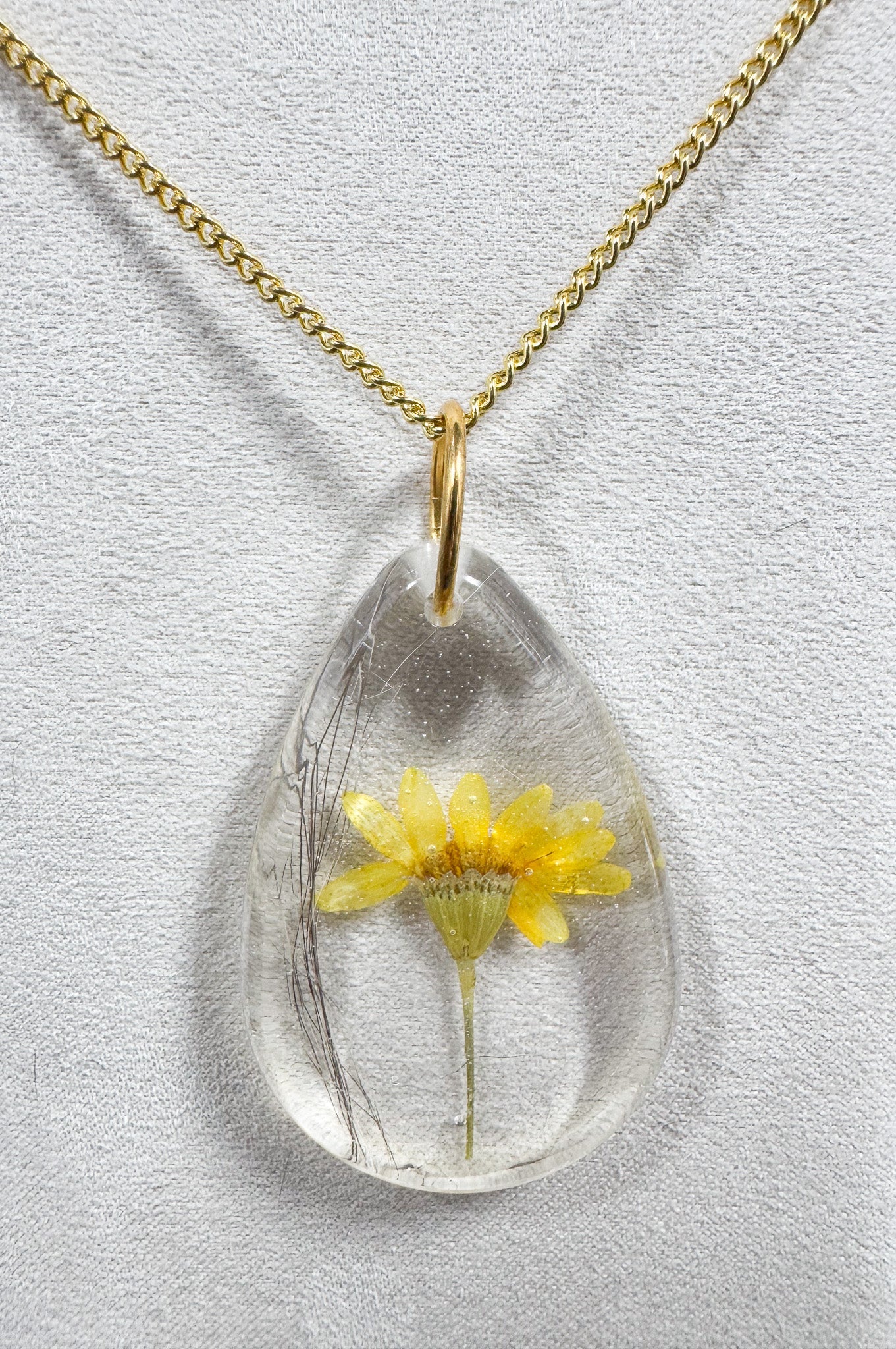Collier avec fleur jaune et poils d'écureuil Boutique Poilue & Co.