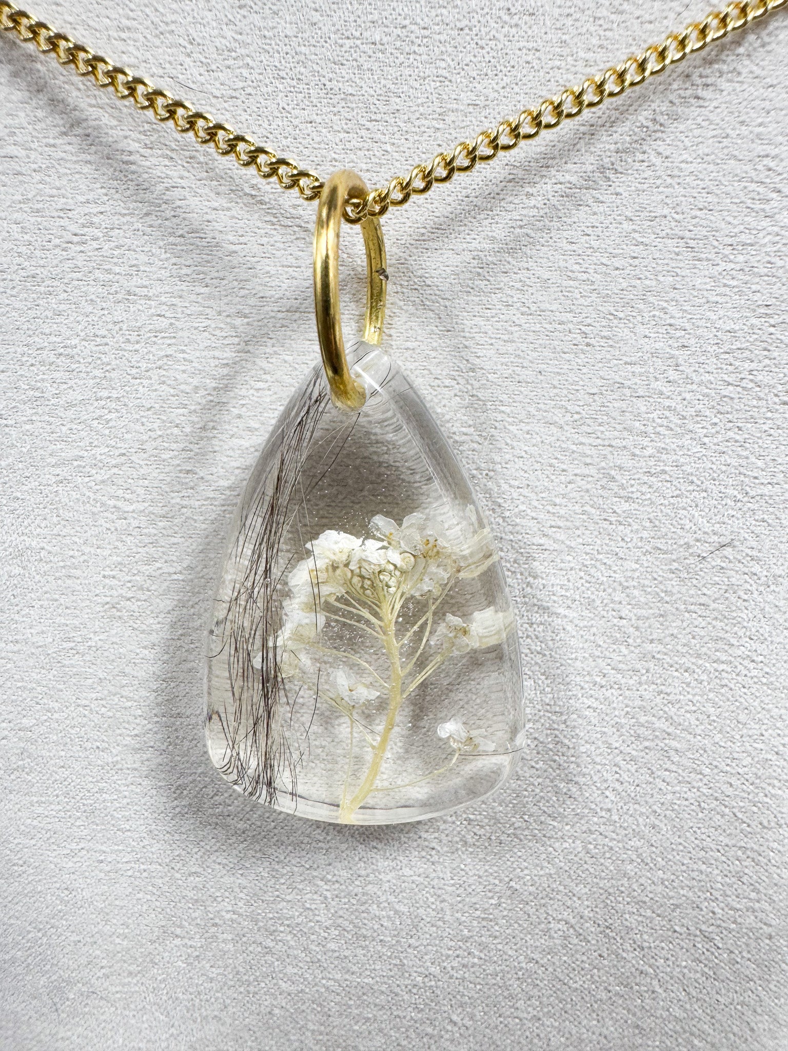 Collier avec fleur blanche et poils d'écureuil Boutique Poilue & Co.