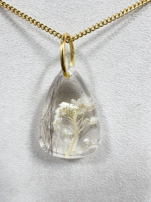 Collier avec fleur blanche et poils d'écureuil Boutique Poilue & Co.