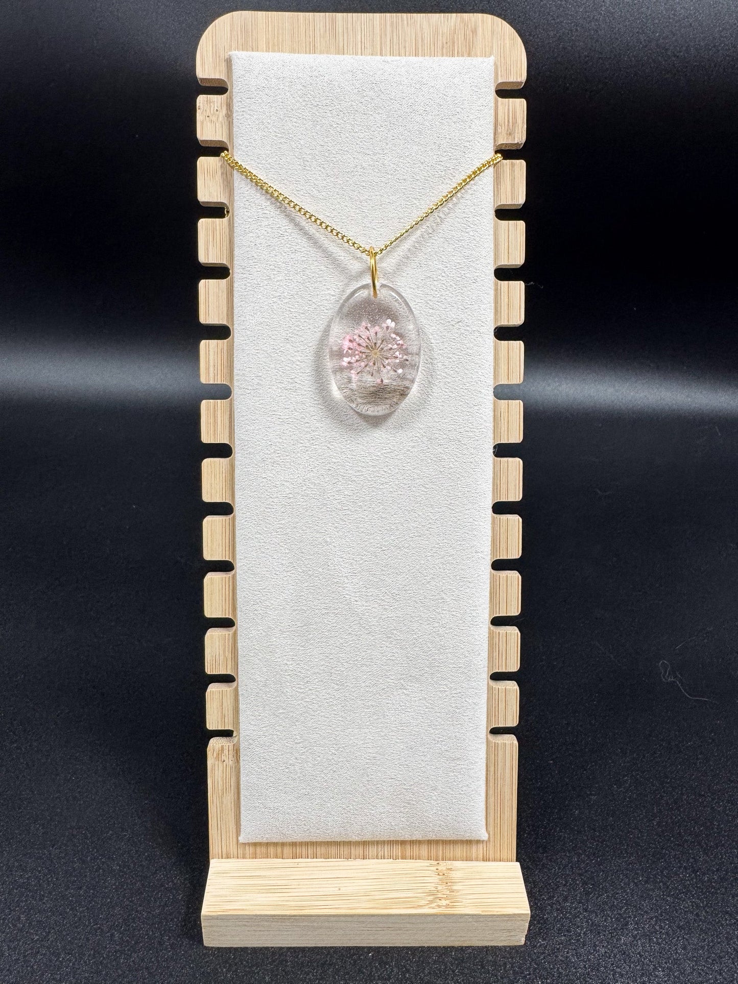 Collier avec fleur rose et poils d'écureuil Boutique Poilue & Co.