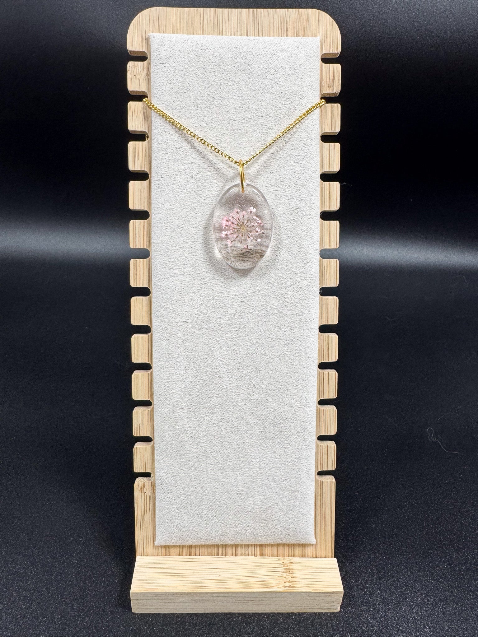 Collier avec fleur rose et poils d'écureuil Boutique Poilue & Co.