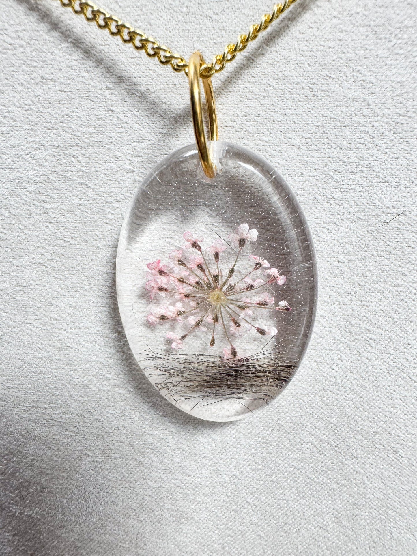 Collier avec fleur rose et poils d'écureuil Boutique Poilue & Co.